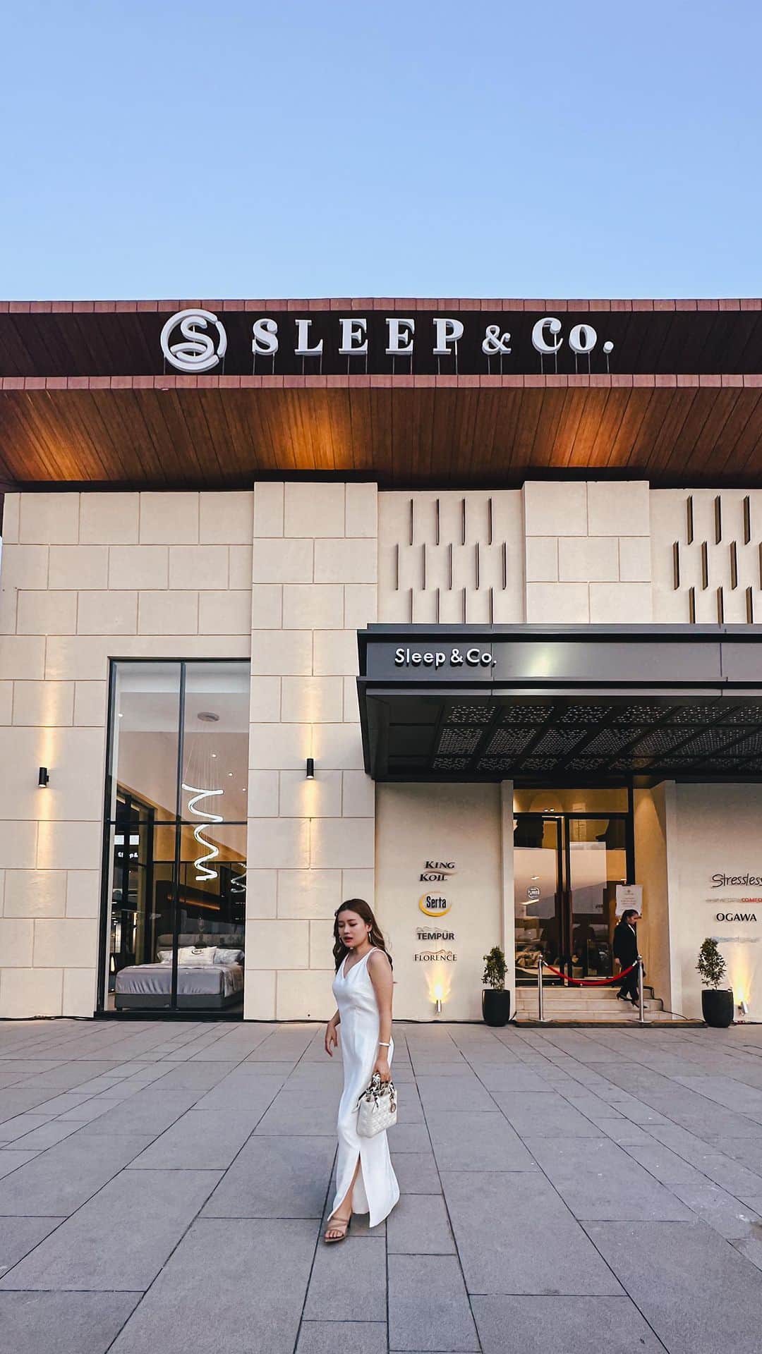 Stella Leeのインスタグラム：「SAVE THIS SPOT biar nanti kalau mau belanja ga bingung, ini SLEEP&CO yang fokus menjual matras, kursi nyaman, sampai massage chair. SLEEP&CO membawa banyak brand seperti King Koil, Tempur, Serta, Stresless, Ogawa, dan lain lain. Menurutku kalau membeli produk yang mengutamakan kenyamanan fisik, harus banget dateng ke tokonya dan mencoba langsung  Ketika aku membeli matras untuk rumahku pun aku berulang kali datang ke toko dan compare compare untuk mencari yang sesuai dengan kebutuhanku. Nah di SLEEP&CO ini karena ada banyak tipe matras dari berbagai brand yang berbeda, hemat waktu banget ga usah keliling ke toko toko lain, it’s just a one stop shopping heaven for you  Berlokasi di Indonesian Design Distrik PIK2, flagship storenya ini seluar 1400m2 jadi luas dan nyaman sekali serta design nya juga sangat mewah. Yuk mampir main ke sini! @sleepandco.id #TheRestComesEasy #GrandOpeningSleep&CoPIK2」