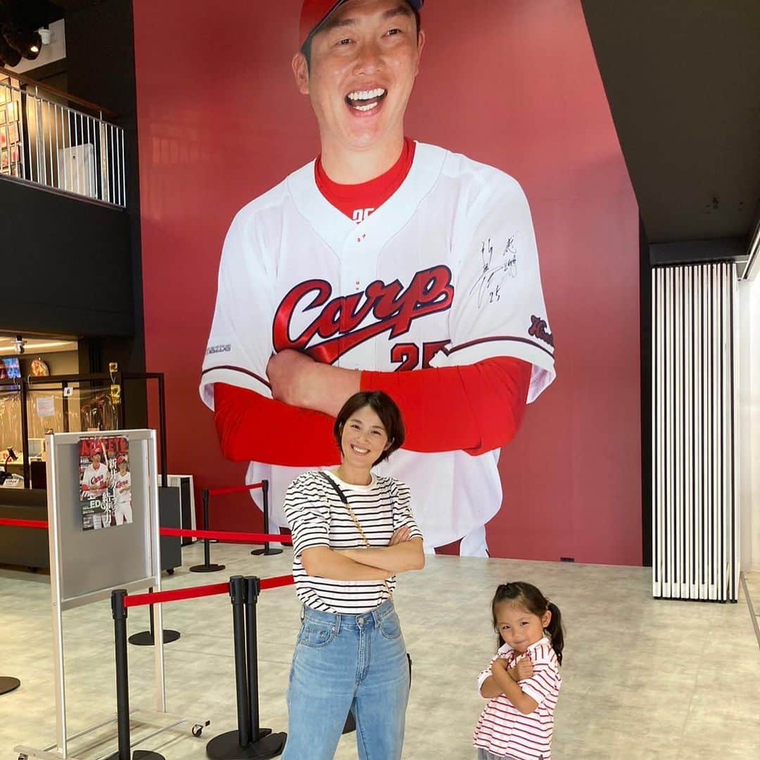 杉岡沙絵子さんのインスタグラム写真 - (杉岡沙絵子Instagram)「🎏⚾️💕 　 広島帰省をちょいと振り返ります☺️ 　 　 次女カープデビュー⚾️✨ デビューはもちろん2軍戦・由宇球場！！！！ 　 CSに向けてピッチャー陣は2回ずつの調整登板で 普段とは違う雰囲気を味わえました、、🥹✨✨✨ 　 　 そして別の日にはマツダスタジアムへ❤️ （試合はない日でグッズショップに寄っただけ🤣） 　 　 帰省中にCS出場が決まったり カープを存分に楽しめた帰省でした🎏 　 　 ・ ・ #広島帰省#夏休み #carp#由宇球場 #ソフトバンク大塚トレーナーに会えました✨ 　 #そして今カープ2位決定！！！！！！」10月4日 20時10分 - saeko_sugioka