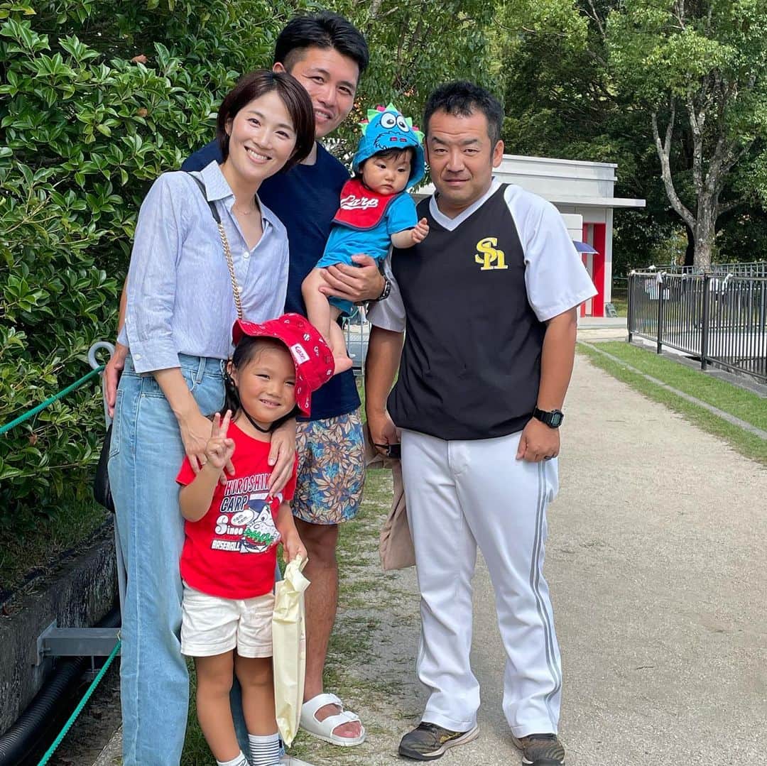 杉岡沙絵子さんのインスタグラム写真 - (杉岡沙絵子Instagram)「🎏⚾️💕 　 広島帰省をちょいと振り返ります☺️ 　 　 次女カープデビュー⚾️✨ デビューはもちろん2軍戦・由宇球場！！！！ 　 CSに向けてピッチャー陣は2回ずつの調整登板で 普段とは違う雰囲気を味わえました、、🥹✨✨✨ 　 　 そして別の日にはマツダスタジアムへ❤️ （試合はない日でグッズショップに寄っただけ🤣） 　 　 帰省中にCS出場が決まったり カープを存分に楽しめた帰省でした🎏 　 　 ・ ・ #広島帰省#夏休み #carp#由宇球場 #ソフトバンク大塚トレーナーに会えました✨ 　 #そして今カープ2位決定！！！！！！」10月4日 20時10分 - saeko_sugioka