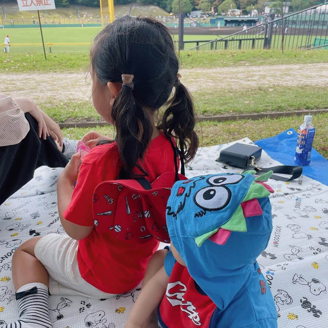 杉岡沙絵子のインスタグラム：「🎏⚾️💕 　 広島帰省をちょいと振り返ります☺️ 　 　 次女カープデビュー⚾️✨ デビューはもちろん2軍戦・由宇球場！！！！ 　 CSに向けてピッチャー陣は2回ずつの調整登板で 普段とは違う雰囲気を味わえました、、🥹✨✨✨ 　 　 そして別の日にはマツダスタジアムへ❤️ （試合はない日でグッズショップに寄っただけ🤣） 　 　 帰省中にCS出場が決まったり カープを存分に楽しめた帰省でした🎏 　 　 ・ ・ #広島帰省#夏休み #carp#由宇球場 #ソフトバンク大塚トレーナーに会えました✨ 　 #そして今カープ2位決定！！！！！！」