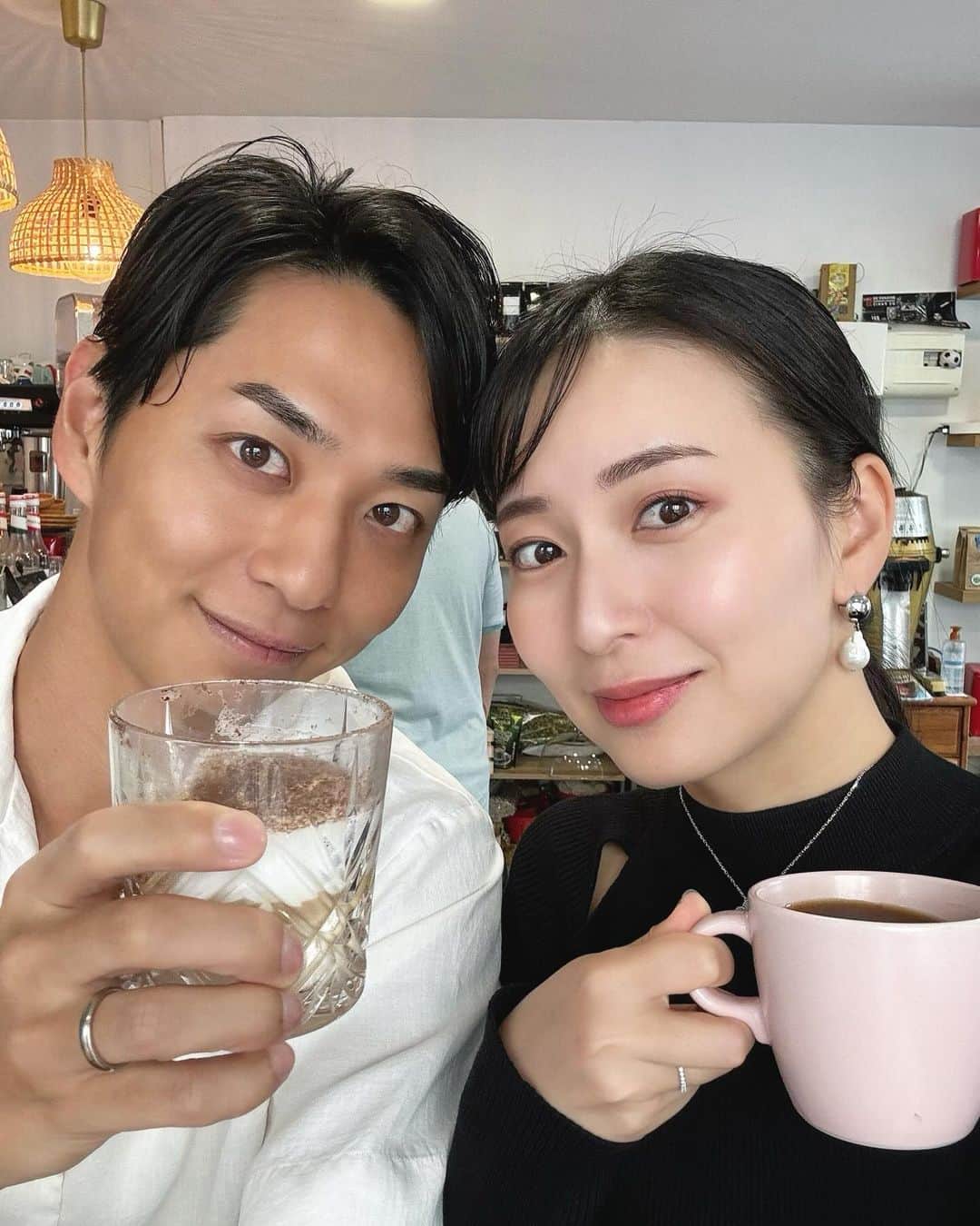 岩間恵のインスタグラム：「最近のメイク気に入っててYouTubeまで撮ってたのに、カメラ盗まれて動画データなくなったーー！！！  アイシャドウ、フェイスカラーは @bareminerals_jp  アイライナーは @anjircosmetics  リップは @yulipbeauty ♡  #YouTube一旦諦めてインスタで紹介」