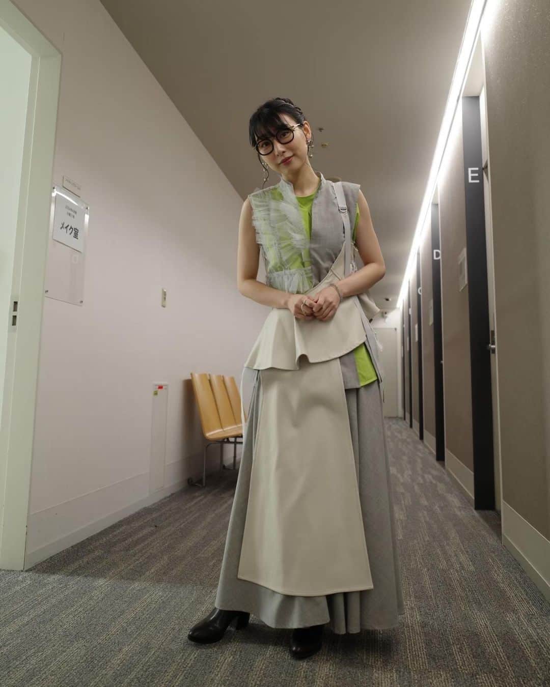 ハシヤスメ・アツコのインスタグラム：「最近のハシヤスメ衣装まとめ🎹  ・関ジャム（テレビ朝日系） ・ネプリーグ（フジテレビ） ・有吉ぃぃeeeee！（テレビ東京系） ・激突！福岡キャンプ飯バトル（FBS福岡放送）  最後のキャンプ飯の写真はおまけ🏕️食材選びで北九州の台所こと旦過市場に行ったんだけど、個性的な店員さんが多くて、元気をいっぱいいただきました！あとキャンプって面白いかも！！ってリアルに思った収録だったよ🍖  #衣装協力」