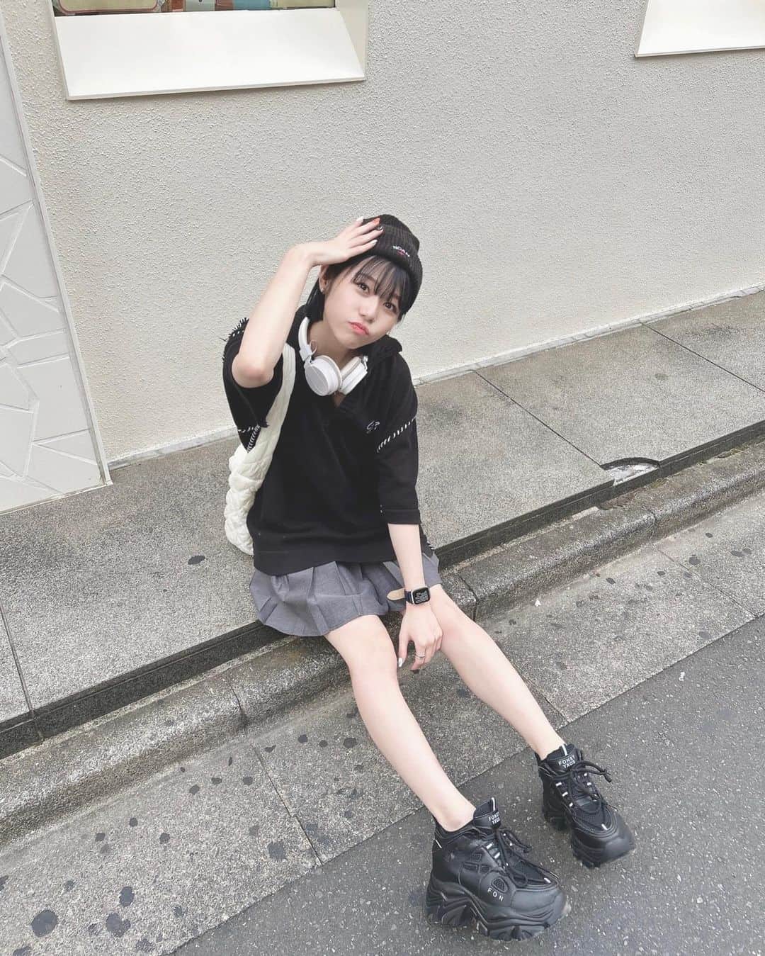 ゆーりのインスタグラム：「韓国fashionの日🇰🇷 ⁡ 最近メイクの研究してます💄 ⁡ ⁡ 今月はハロウィンだから ネイルもハロウィンに変えたよー！！🎃🦇🕸 かわいー！ ハロウィンはみんな何する？ ⁡ ⁡ ⁡  #ootd  #korean  #streetstyle  #fashion  #hair  #makeup  #nail  #halloween  #japan  #tokyo  #photooftheday  #followforfollowback  #ネイル  #ハロウィンネイル  #韓国  #ファッション  #メイク」