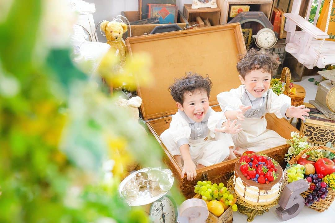 保坂さほさんのインスタグラム写真 - (保坂さほInstagram)「ふたごちゃんみたいな可愛い兄弟❤️  神アシストの吹くシャボン玉を掴もうと めっちゃはしゃいでるの♡  お着替えもいっぱいしたのにずっとニコニコ遊んでくれて嬉しかったー❤️  ご依頼くださったお婆ちゃんは、沖縄撮影会を始めた時からのお客様♡ 先日は60歳記念の撮影も来てくれてフリフリいっぱい着て、ウィッグして、可愛いヘアアクセ沢山つけてめっちゃ可愛いお婆ちゃん❤️  私もあんな可愛いお婆ちゃん目指したいな♡  ♡  ♡  ♡  #保坂さほ#フォトスタジオ#東京フォトスタジオ#東京写真館#杉並区フォトスタジオ#杉並区写真館#杉並フォトスタジオ#井の頭線#井の頭線沿線#富士見ヶ丘#富士見ヶ丘駅#ファーストバースデーフォト #バースデーフォト#バースデーフォト撮影 #誕生日撮影#バースデー撮影#七五三撮影#七五三撮影前撮り #七五三撮影後撮り #七五三3歳 #七五三5歳#七五三7歳#七五三男の子 #七五三女の子#七五三コーデ#ハーフ成人式#ハーフ成人式撮影#ベビー撮影#ベビーフォトスタジオ #キッズフォト」10月4日 20時12分 - saho_hosaka