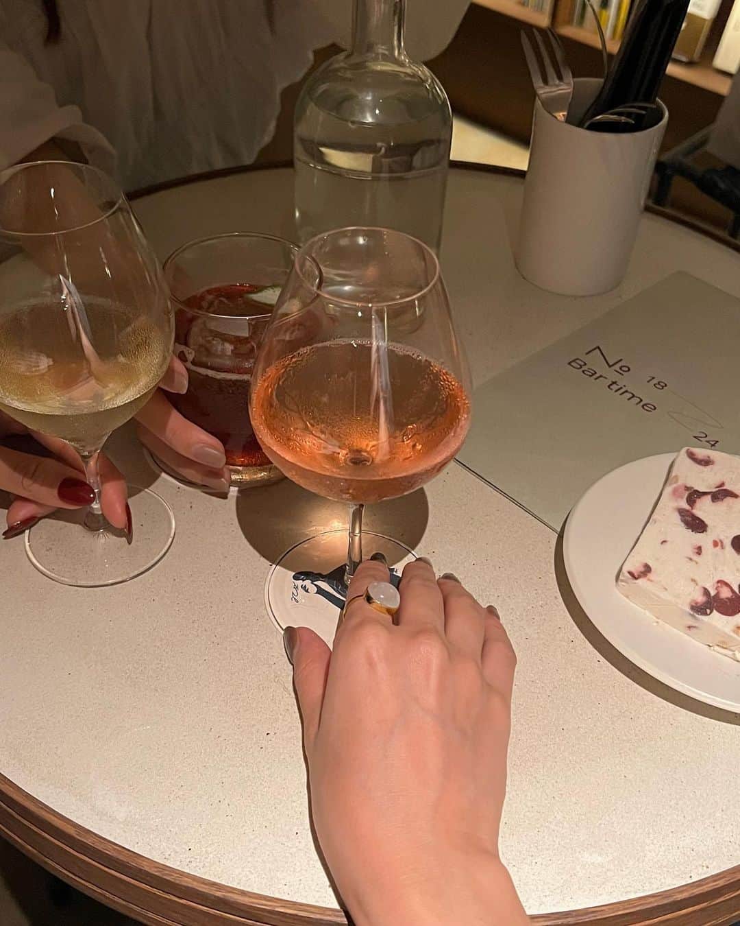 石黒美帆のインスタグラム：「⁡ 🥂 ⁡ 大好きなみんなと代々木上原で🍴 1軒目は隠れ家のようなお店で ナチュールワインとお料理が最高なのはもちろん 食器まで素敵だったなぁ。♡ 移転したNo.で飲み直し🤭 ⁡ ⁡ 手元には @odul.jewelry のNew ringを。 光の当たる角度によって表情を変えてくれる 天然石のムーンストーン🌙 なのに1万円以下で買えるの！ ぷっくり感も可愛い〜 ⁡ ⁡ #PR#ödül #odul #oduljewelry #ödüljewelry #天然石#天然石ジュエリー#ムーンストーン#手元コーデ#代々木上原#365ckitchen」