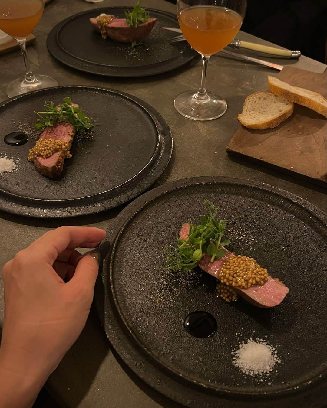 石黒美帆さんのインスタグラム写真 - (石黒美帆Instagram)「⁡ 🥂 ⁡ 大好きなみんなと代々木上原で🍴 1軒目は隠れ家のようなお店で ナチュールワインとお料理が最高なのはもちろん 食器まで素敵だったなぁ。♡ 移転したNo.で飲み直し🤭 ⁡ ⁡ 手元には @odul.jewelry のNew ringを。 光の当たる角度によって表情を変えてくれる 天然石のムーンストーン🌙 なのに1万円以下で買えるの！ ぷっくり感も可愛い〜 ⁡ ⁡ #PR#ödül #odul #oduljewelry #ödüljewelry #天然石#天然石ジュエリー#ムーンストーン#手元コーデ#代々木上原#365ckitchen」10月4日 20時12分 - miho_ishiguro