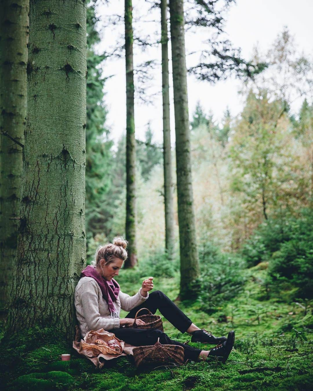 Linda Lomelinoさんのインスタグラム写真 - (Linda LomelinoInstagram)「Kanelbullens dag 🤎 Cinnamon bun day 🌳  Photos and recipe from @myfeldt’s first book ”Blåbärssnår, äppelskrutt och rabarberskugga”. My own recipe is linked through my profile!   #kanelbullensdag #kanelbullar #cinnamonbuns #cinnamonbunday #swedishcinnamonbuns」10月4日 20時22分 - linda_lomelino