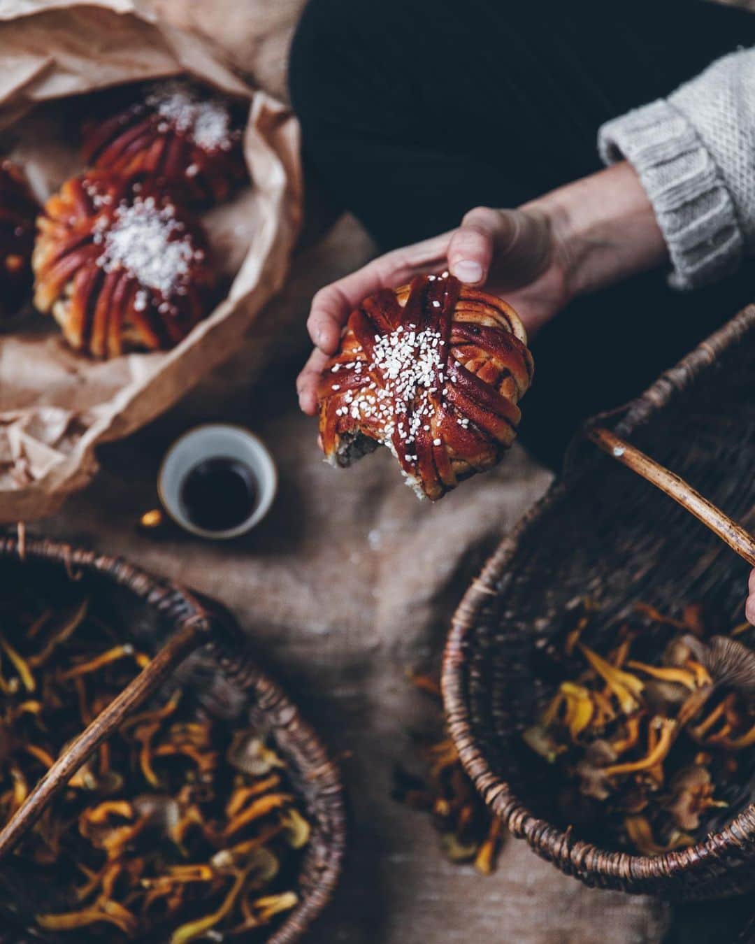 Linda Lomelinoさんのインスタグラム写真 - (Linda LomelinoInstagram)「Kanelbullens dag 🤎 Cinnamon bun day 🌳  Photos and recipe from @myfeldt’s first book ”Blåbärssnår, äppelskrutt och rabarberskugga”. My own recipe is linked through my profile!   #kanelbullensdag #kanelbullar #cinnamonbuns #cinnamonbunday #swedishcinnamonbuns」10月4日 20時22分 - linda_lomelino