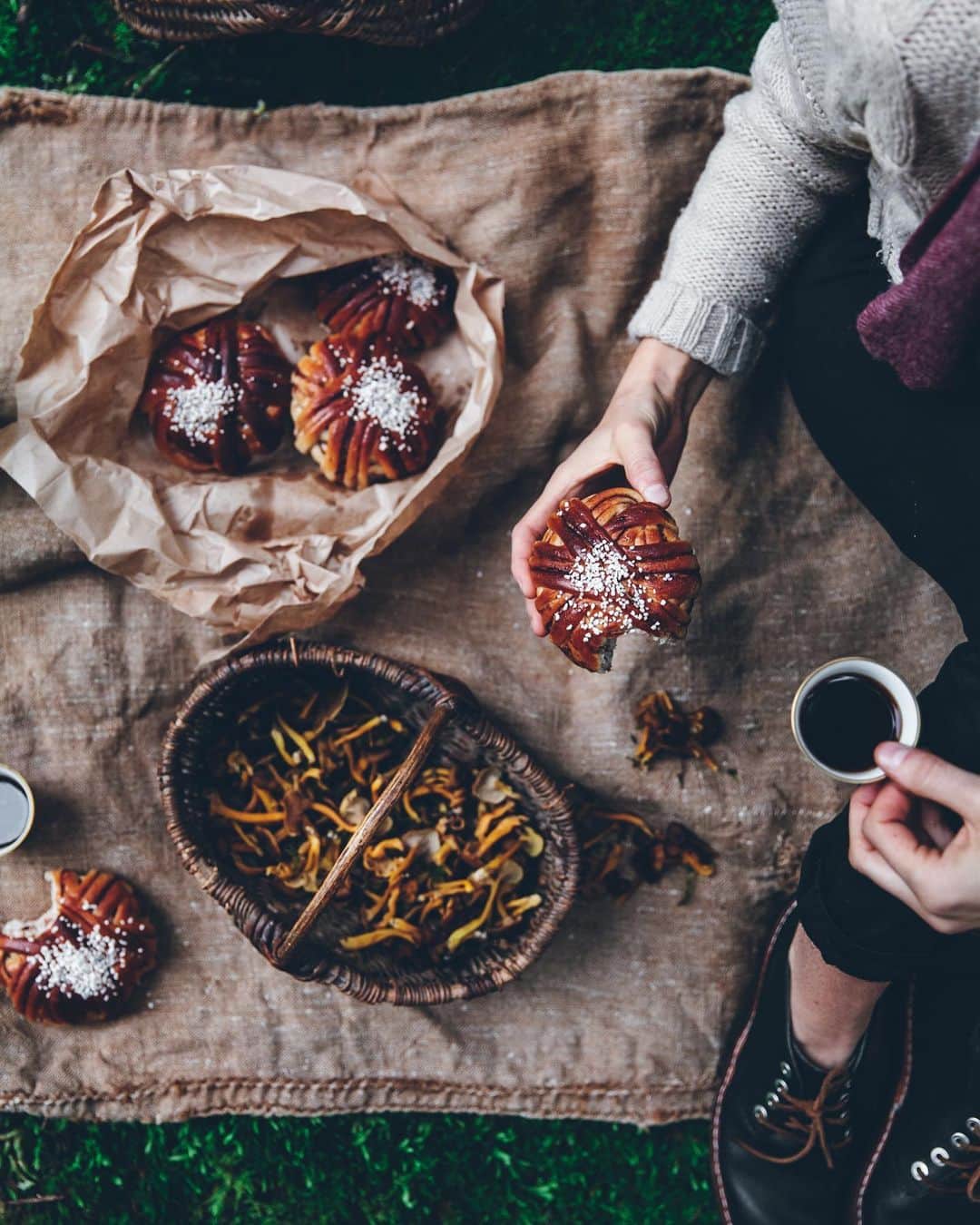 Linda Lomelinoのインスタグラム：「Kanelbullens dag 🤎 Cinnamon bun day 🌳  Photos and recipe from @myfeldt’s first book ”Blåbärssnår, äppelskrutt och rabarberskugga”. My own recipe is linked through my profile!   #kanelbullensdag #kanelbullar #cinnamonbuns #cinnamonbunday #swedishcinnamonbuns」