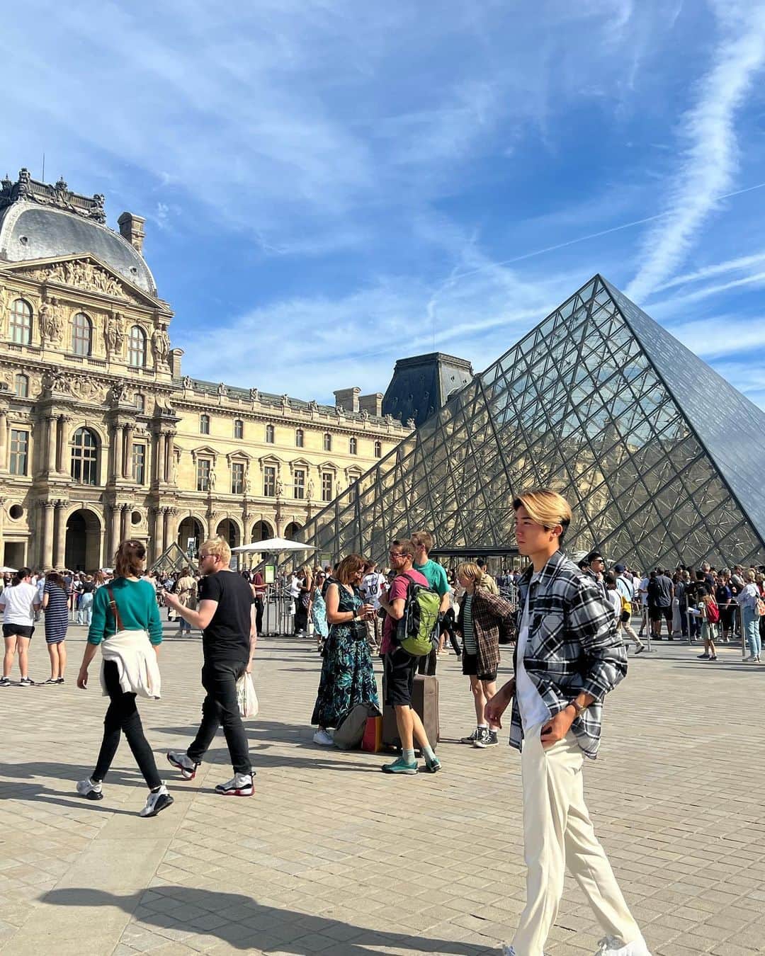 中村敬斗のインスタグラム：「Paris🇫🇷  パリでまだまだ行きたい場所いっぱいあるなぁ、、、、  #パリ#paris #louvre  #純也君と同じ場所の投稿」