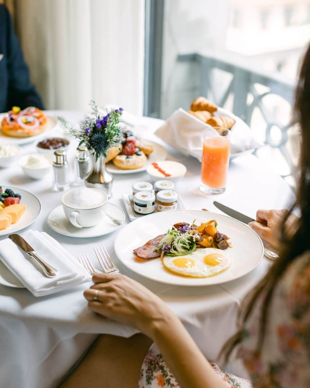 The Peninsula Hotelsさんのインスタグラム写真 - (The Peninsula HotelsInstagram)「@thepeninsulanyc’s making mornings manageable one in-room breakfast at a time.」10月4日 20時16分 - peninsulahotels