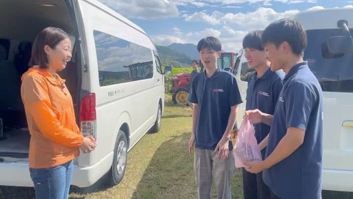 のインスタグラム：「一足先に、今日のロケ先で誕生日を祝っていただきました😊 一緒にロケした学生達のバースデーソングとみんなで買ってくれたプレゼント、嬉しすぎてじ〜ん。  そして志和のレンコン農家　大谷さんからは、ロケ終わりにかすみそうの花束💐  いつもごぜん様さまを聞きながらお仕事をされているそうで、明日から頑張って！！のエールもいただきました✨  いよいよ明日、29歳の誕生日と共に迎える、木曜金曜パーソナリティデビュー。 どうにか今までよりパワーアップしてお送りしたいと思いながらも…急にそれができたら苦労しないですよね　笑  なのでいつも通り、全力で横山さんに向かって行きます！🔥  明日からどうぞ、よろしくお願いします✨✨」
