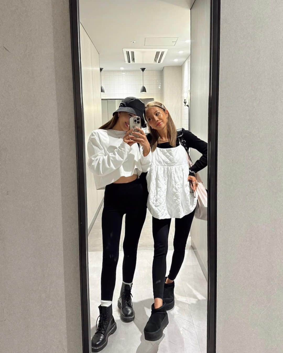 ✷kana✷のインスタグラム：「@kiyoko1207  モノトーンで合わせたの♡ 久々にランチして展示会行ってお買い物してあっとゆーまでした！！ また近々ねん！！  ストーリーでレギパンの質問 めっちゃきてるーー！！ 近々シェアするのでしばしお待ちを♡  #looks#ootd」