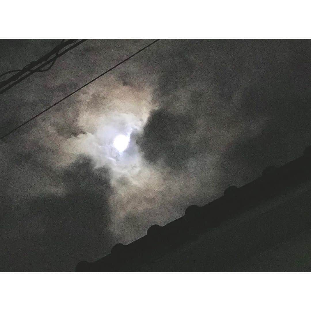 宇田川紗稚のインスタグラム：「.9月の記録🌕 ⁡ 実家から見えた中秋の名月🌕 （iPhoneXの画質が🥺🙏）  9月はごみを拾って、MCして、時々飲んで🍻 ⁡ 先日母が宝塚デビューしたのですが 写真を撮らず...撮ればよかったな🌸 それはまた次の機会に！ ⁡ #9月 #中秋の名月 #海と日本プロジェクト #ごみ拾い #MC #最近あまり飲んでいないので飲みたいです #🍺」