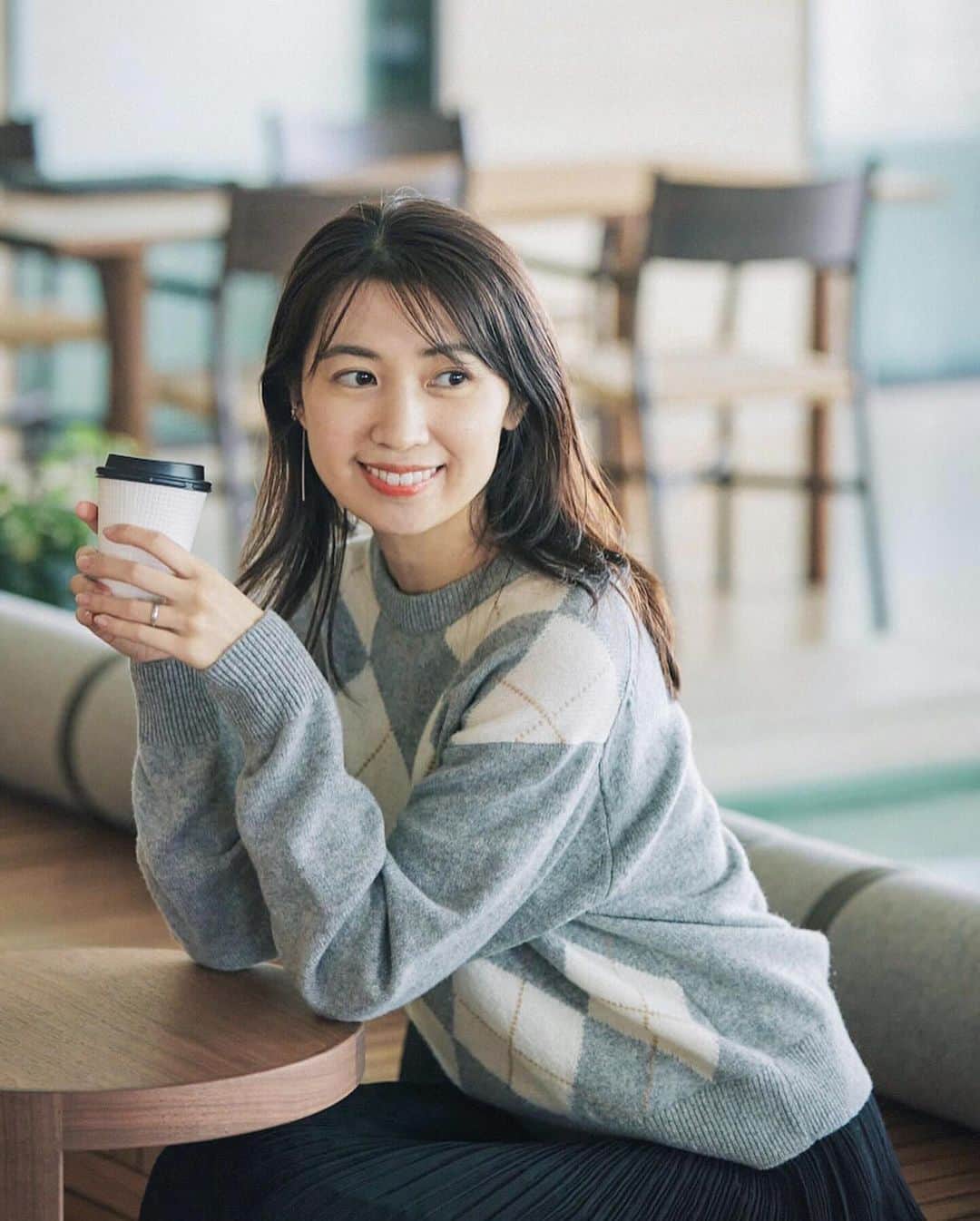 mikicoco00のインスタグラム：「・ 🧶🍁🪵🍂  @uniqlo_jp   10月スタート！ 少しずつ涼しくなってきて、 秋物が気になる今日この頃🤭🤎  今年のユニクロニットも 品質、肌触り、デザイン...こだわりが沢山でしたよ♡  ▫︎高品質ラムウール100％、アーガイル柄が可愛い 1-2枚目#プレミアムラムクルーネックセーター(LIGHT GRAY)  ▫︎今年大注目のpink💓 3-4枚目#プレミアムラムクルーネックセーター (PINK)  ▫︎肌触りがふわふわ！チクチクしにくいのが嬉しい〜  5枚目#スフレヤーンショートカーディガン(BLUE)  とにかくバリエーションが豊富なので 自分にピッタリなニットに出会えそうですね🐏🤍  #UNIQLO #ユニクロ #ユニクロニット　 #ユニクロコーデ#UNIQLO2023FW  #PR #coodinate @uniqlo_with」