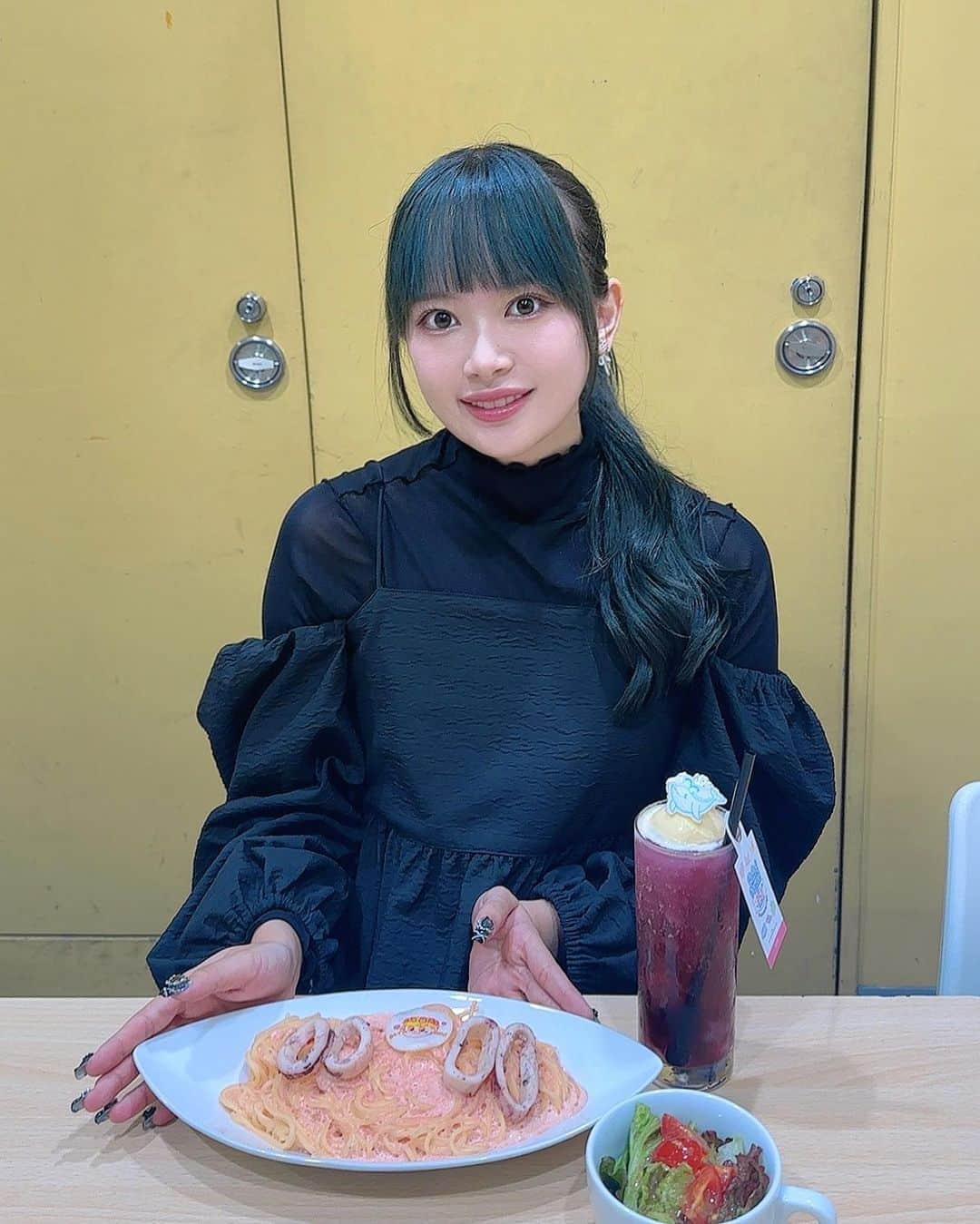 里吉うたののインスタグラム：「. ♥  Hello!Project × TOWER RECORDS CAFE Hello!Project 25th Anniversary Cafe  コラボメニュー頂きました🍇🍝  美味しかった〜！！  ピリ辛の｢明太奉行におまかせあ〜れ！｣と、 バニラアイスでまろやかゆめかわなパープルに変化する｢やさしいせかい(ソーダ)｣ の相性ばっちりでした👍🥰  壁のポスターにサインもしてきたので見つけてね🫶  #beyooooonds #ハロプロ  #里吉うたの #うーたん  #うーすたぐらむ  #タワレコ #タワレコカフェ #ハロプロカフェ  ♥」