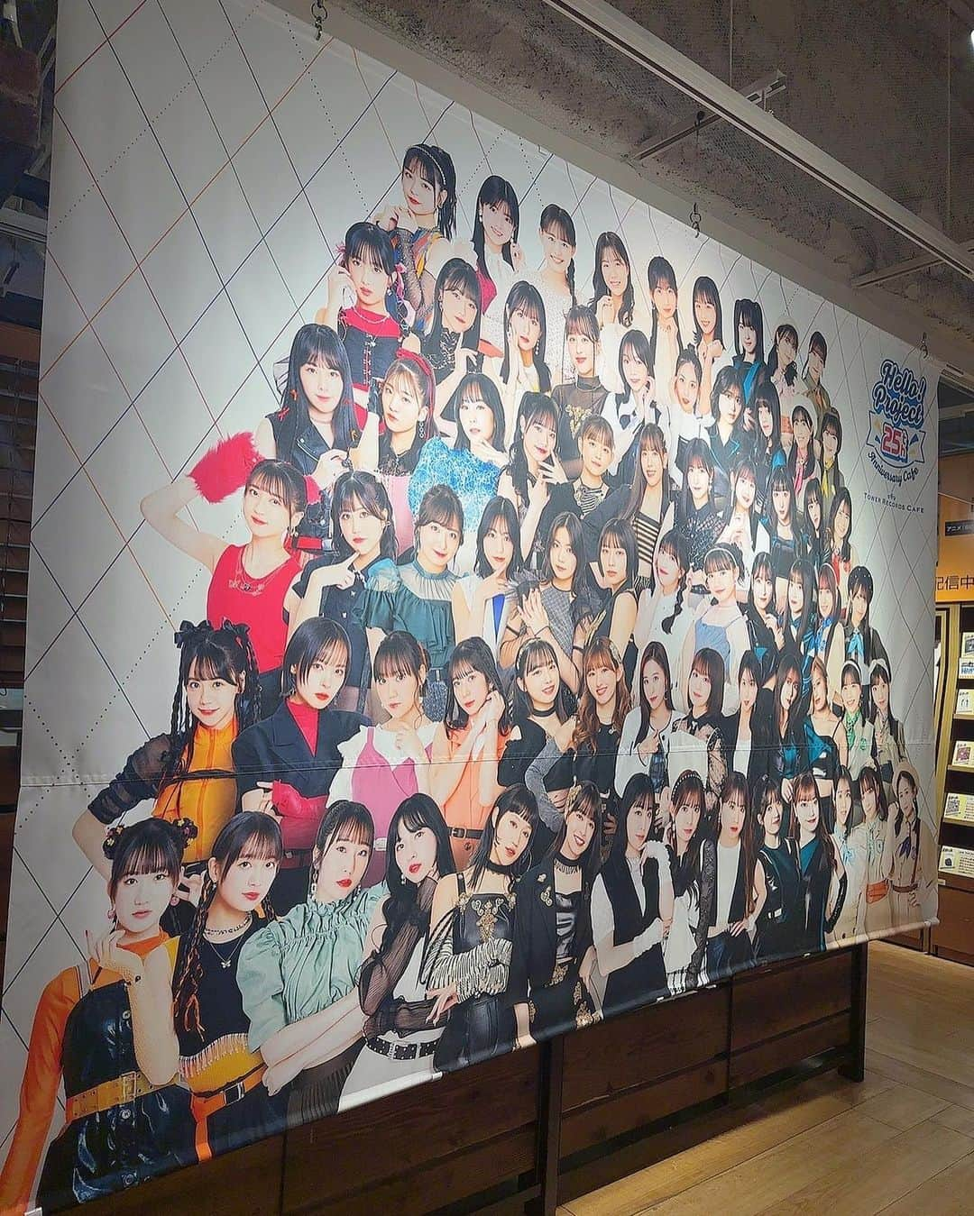 里吉うたのさんのインスタグラム写真 - (里吉うたのInstagram)「. ♥  Hello!Project × TOWER RECORDS CAFE Hello!Project 25th Anniversary Cafe  コラボメニュー頂きました🍇🍝  美味しかった〜！！  ピリ辛の｢明太奉行におまかせあ〜れ！｣と、 バニラアイスでまろやかゆめかわなパープルに変化する｢やさしいせかい(ソーダ)｣ の相性ばっちりでした👍🥰  壁のポスターにサインもしてきたので見つけてね🫶  #beyooooonds #ハロプロ  #里吉うたの #うーたん  #うーすたぐらむ  #タワレコ #タワレコカフェ #ハロプロカフェ  ♥」10月4日 20時18分 - utano_satoyoshi.official