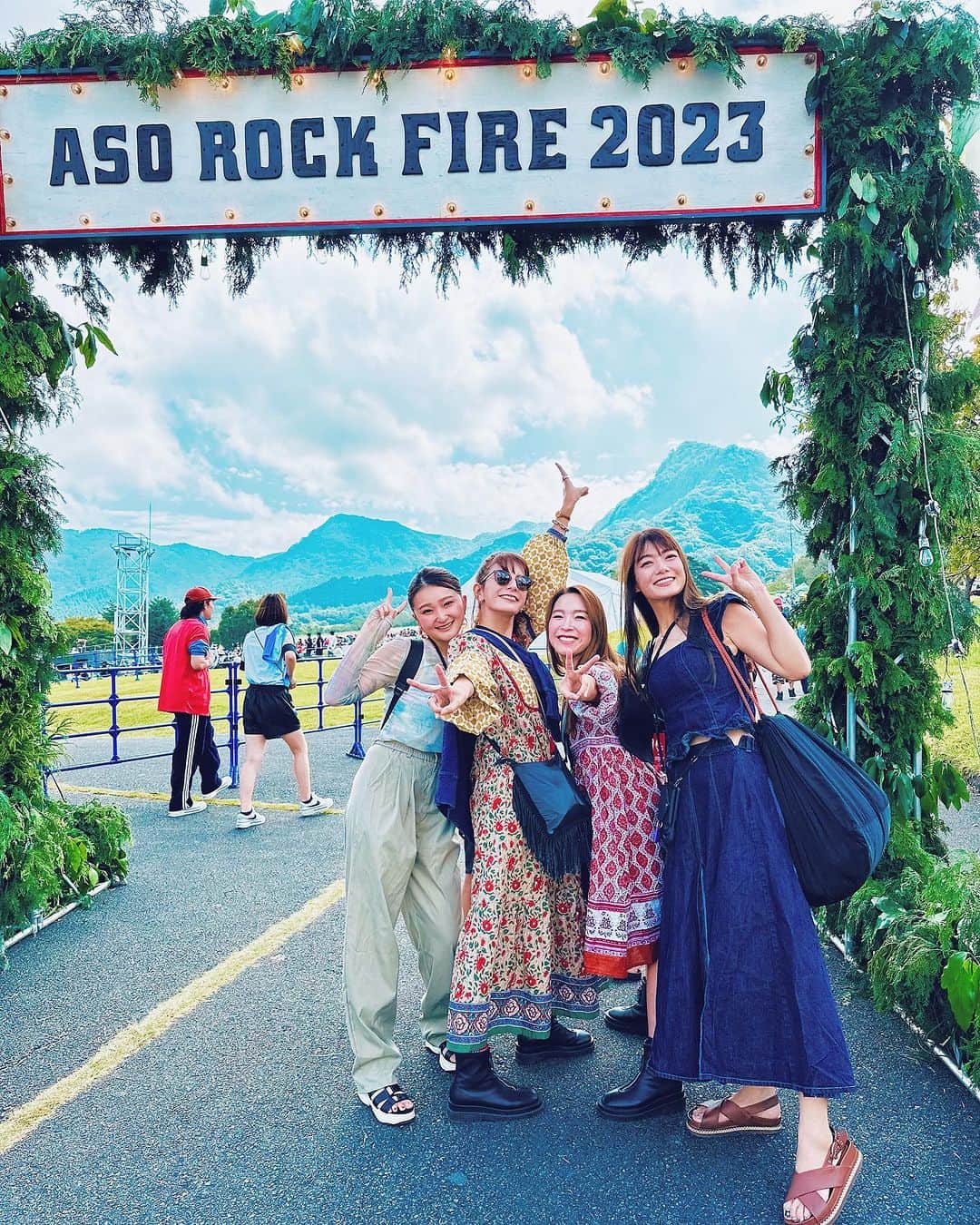 スザンヌのインスタグラム：「2023.10.1 #阿蘇ロックフェスティバル2023  @asorockfest   雄大な自然の中で澄んだ空気と穏やかな風とお天気。 さいっこーっにしあわせ空間🕊️❤️‍🔥 子どもたちってすごいね 芝生で走り回っていつのまにかお友達ができてた🕺（自然とデジタルデトックスありがたやありがたや♡） フェス飯は美味しすぎたし スガッシュ @sgaaaash_23 がいてくれるおかげで美味しさ100倍🍺もレモンサワーもお茶もガブガブいけた♡ ガリットチュウ福島さん @fukushimayoshinari は鍛えあげられたボディで（優勝おめでとうございます㊗️）お仕事頑張られてましたし☺️ 大好きなみんなと行けて心がかるーくなりました！ 四池さんと一緒踊れたのも楽しかったぁ！！ washbackしあった🧼 最後は生バンザイ🙌で泣きました🥺♡  翌日、アスペクタのいい感じの坂にやられて筋肉痛だったけど笑 そっからノンストップであちこち移動してて☜ 気付けばもう水曜日〜 はやすぎる！！ 10月は瞬きしてたらあっという間にすぎていっちゃいそうだ！ やりたいこと、やらねばならぬこと ちゃんとちゃんとひとつずつクリアしていくぞ💪🌈」