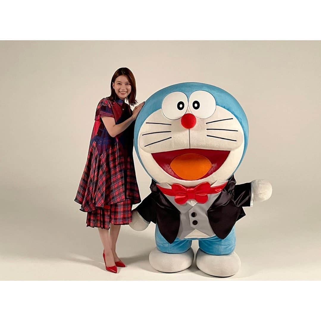 芳根京子のインスタグラム：「「映画ドラえもん のび太の地球交響楽」にゲスト声優として参加させていただくことになりました！  物語のカギを握る歌姫、ミーナを担当させていただきます！  今日は取材やイベントでドラちゃんとご一緒でした🩵たまらなくかわいかった...🩵  来年3月1日公開です！よろしくお願いします🎺♪」