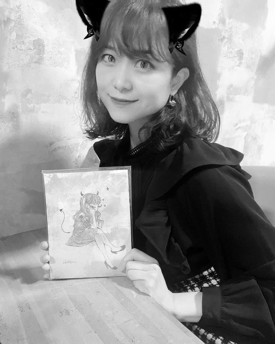 須賀由美子さんのインスタグラム写真 - (須賀由美子Instagram)「今日10月4日は #天使の日 最近天使より堕天使感ある私ですが #栃木県 #さくら市 #PR天使 です笑😆  ということで  11月25日と11月下旬にさくら市で イベントと学校公演が決定‼️ (詳細後日)  さらに、、、 10月26日に、 #セブンイレブン #氏家店 #リニューアルオープン に伴い、 #一日店長 と音楽朗読LIVEやります‼️  是非是非皆さんに 遊びに来て欲しいのです！ リニューアルオープンだから お得なキャンペーンとかもあるかも？！ お近くの方ぜひお昼とか買いに来た ついでに ゆっくりして行ってください^_^ ちなみに私が好きなセブンイレブンの商品は #ミルクプリン です🌟  なんと‼️この日は 『歌う！コンビニエンサーさん』が デビューします!！ 前代未聞のステージになる事 間違いなし⭐️私も精一杯盛り上げます💕  スケジュール 🌟10月26日(木曜日)⭐️ ⭐️セブンイレブン氏家店リニューアル記念イベント⭐️ 1st.AM11:00～ ○須賀由美子1日店長イベント (店内) ○ギタリスト渡邊洋邦先生、 ソロギターコンサート (店外特設ステージ)  2st.AM12:00頃 ○朗読、ギターコンサート 13:00終了」10月4日 20時20分 - tottiyumi