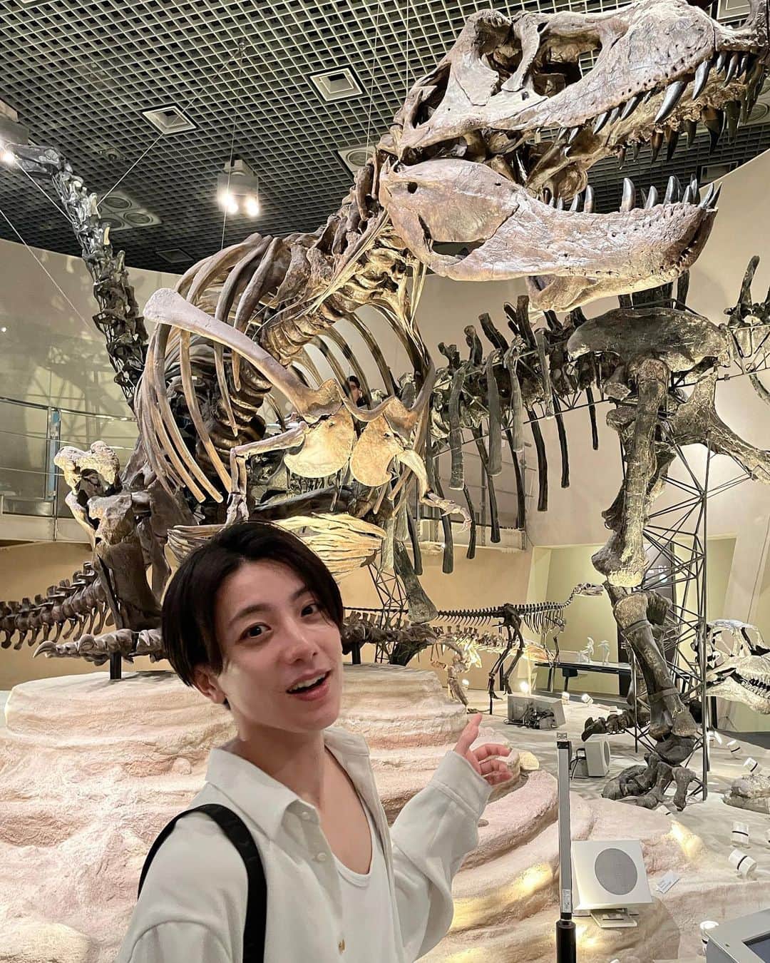 小西詠斗のインスタグラム：「博物館！ 恐竜に興味津々。ほんとにいたのかな〜 凄いなぁ」