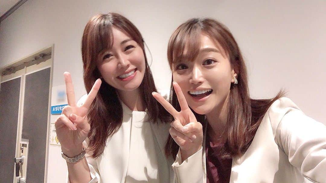 のインスタグラム：「✌️ スタジオから廊下に出たら 同じ事務所のテンション高い人いたー😆 #ステキなお姉さん♡ #私はといいますと #家でYouTubeみて運動したら #横隔膜を負傷(自己診断) #食べ過ぎな可能性も否定できません #YouTubeにて治す運動探し中 #時間差でWEB配信のお仕事でしたよー #ライブ配信」