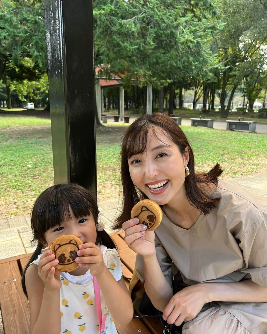 大浦育子さんのインスタグラム写真 - (大浦育子Instagram)「砧公園できぬた焼き❣️ あんこ&カスタード味を家族3人でわけっこ👦  先日やっと暑さも落ち着いたので、久しぶりに公園日和な日でした。家からお弁当を持ってってのんびり〜✨ 普段見かけない緑色のどんぐりを拾って大興奮な娘でした💚 .  #砧公園 #きぬたやき #食欲の秋」10月4日 20時21分 - ikuko_oura