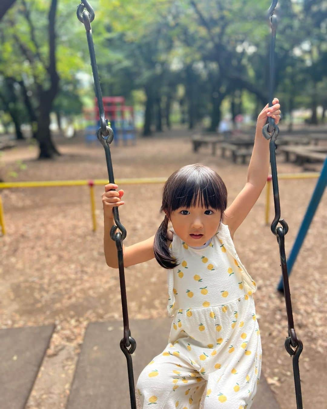 大浦育子さんのインスタグラム写真 - (大浦育子Instagram)「砧公園できぬた焼き❣️ あんこ&カスタード味を家族3人でわけっこ👦  先日やっと暑さも落ち着いたので、久しぶりに公園日和な日でした。家からお弁当を持ってってのんびり〜✨ 普段見かけない緑色のどんぐりを拾って大興奮な娘でした💚 .  #砧公園 #きぬたやき #食欲の秋」10月4日 20時21分 - ikuko_oura