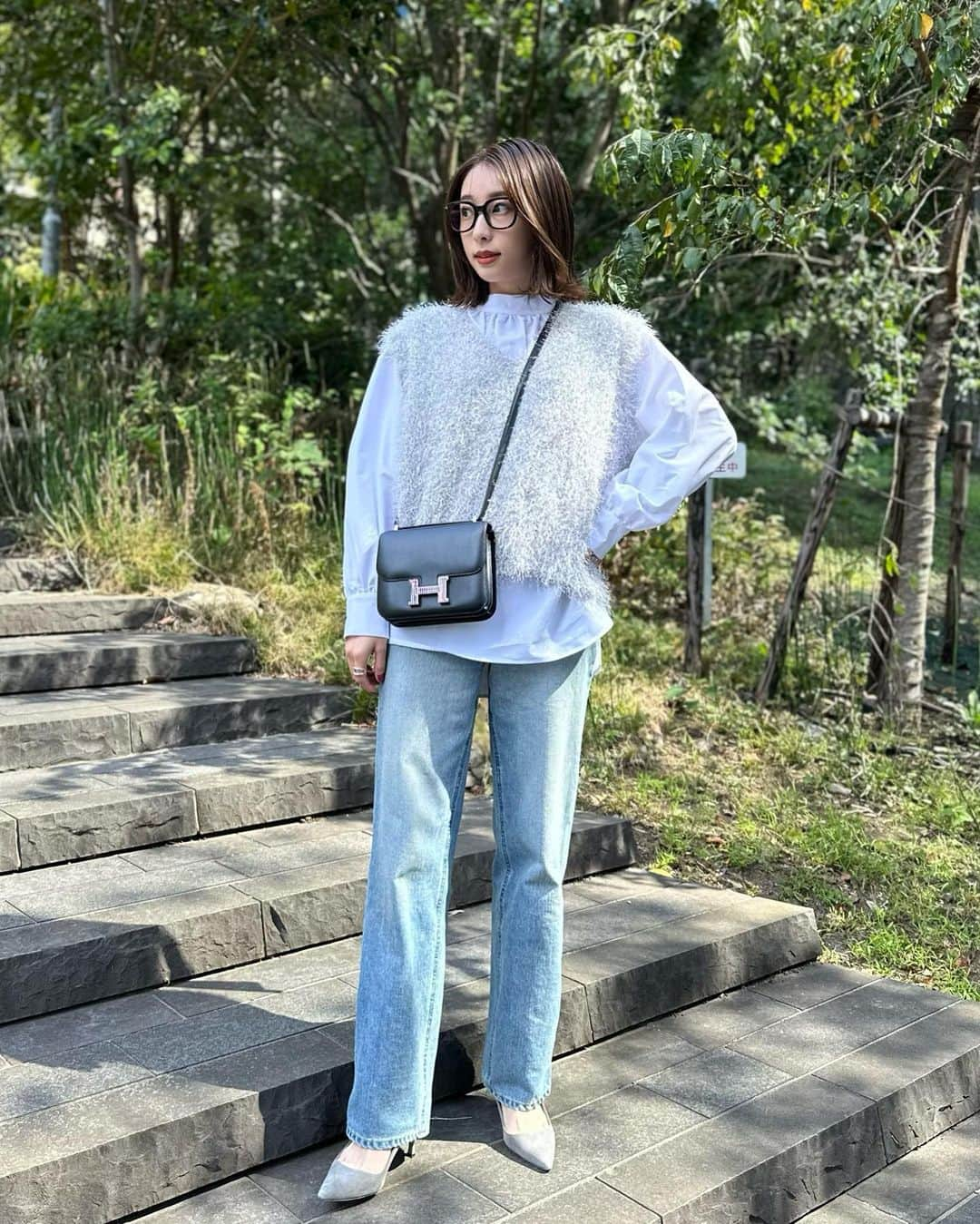 冨張愛さんのインスタグラム写真 - (冨張愛Instagram)「また涼しくなって🧶 心地良い季節。秋服が楽しい📚 今年はベストのレイヤードコーデがしたくて いくつかゲットしてます✌️ ラメ糸入りのシャギーニットベストも可愛い。 コンパクトな丈感なのでバランスも取りやすく ラメ×ふんわりシャギーのトレンド感ある素材で 1点投入するだけでかなり今年っぽくなる🤍 * knit ... #titivate @titivatejp  #titivatestyle #instagood #coordinate #ootd #outfit #fashion #instafashion #meg_ootd #코디네이트 #패션 #카메라 #コーディネート #コーデ #ファッション #今日のコーデ #今日の服 #157cmコーデ #カーディガン #赤カーディガン #ティティベイト #タイアップ #ラメ入りシャギーニットベスト #ニットベスト」10月4日 20時21分 - megumitomihari