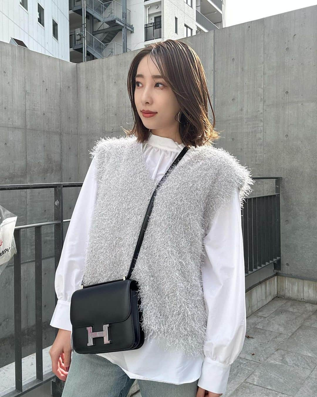 冨張愛さんのインスタグラム写真 - (冨張愛Instagram)「また涼しくなって🧶 心地良い季節。秋服が楽しい📚 今年はベストのレイヤードコーデがしたくて いくつかゲットしてます✌️ ラメ糸入りのシャギーニットベストも可愛い。 コンパクトな丈感なのでバランスも取りやすく ラメ×ふんわりシャギーのトレンド感ある素材で 1点投入するだけでかなり今年っぽくなる🤍 * knit ... #titivate @titivatejp  #titivatestyle #instagood #coordinate #ootd #outfit #fashion #instafashion #meg_ootd #코디네이트 #패션 #카메라 #コーディネート #コーデ #ファッション #今日のコーデ #今日の服 #157cmコーデ #カーディガン #赤カーディガン #ティティベイト #タイアップ #ラメ入りシャギーニットベスト #ニットベスト」10月4日 20時21分 - megumitomihari