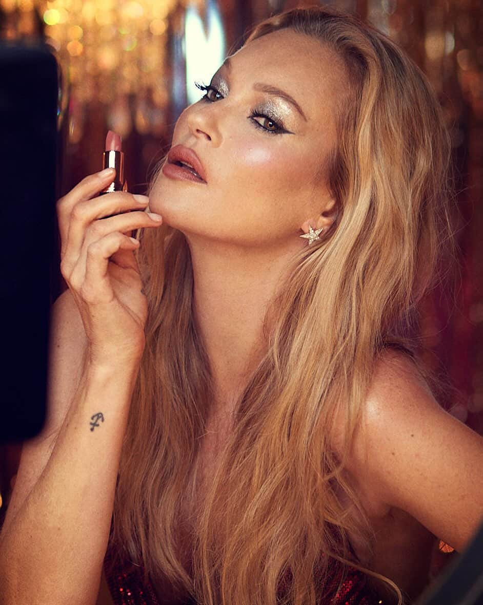 ELLE Magazineのインスタグラム：「@CharlotteTilbury tapped #KateMoss for its latest collection. The “Step Into Beauty Magic Campaign” features Elton John, whom Moss suggested Tilbury partner with for the campaign after the two attended his concert. The Rocket Collection is inspired by Elton John so you can embrace the rockstar within.  “I love the rocket girl look Sofia Tilbury created for me for this campaign. It’s the most gorgeous, hypnotizing, party look that takes you anywhere,” she shares exclusively with @theislandiva for ELLE.com. Tap the link in bio for more on how the collection holds the gift and spirit of giving.」