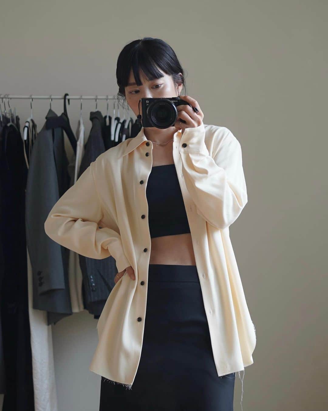 kuroneko_m4さんのインスタグラム写真 - (kuroneko_m4Instagram)「. 裾の切りっぱなしが可愛い @digne.official のシャツに @oaf.official のロングスカート ストンとしたストレートシルエットで着回し抜群🐈‍⬛ . . . . #digne #oaf #undersonunderson #instafashion #ootd #outfit #selfportrait」10月5日 1時47分 - kuroneko_m4