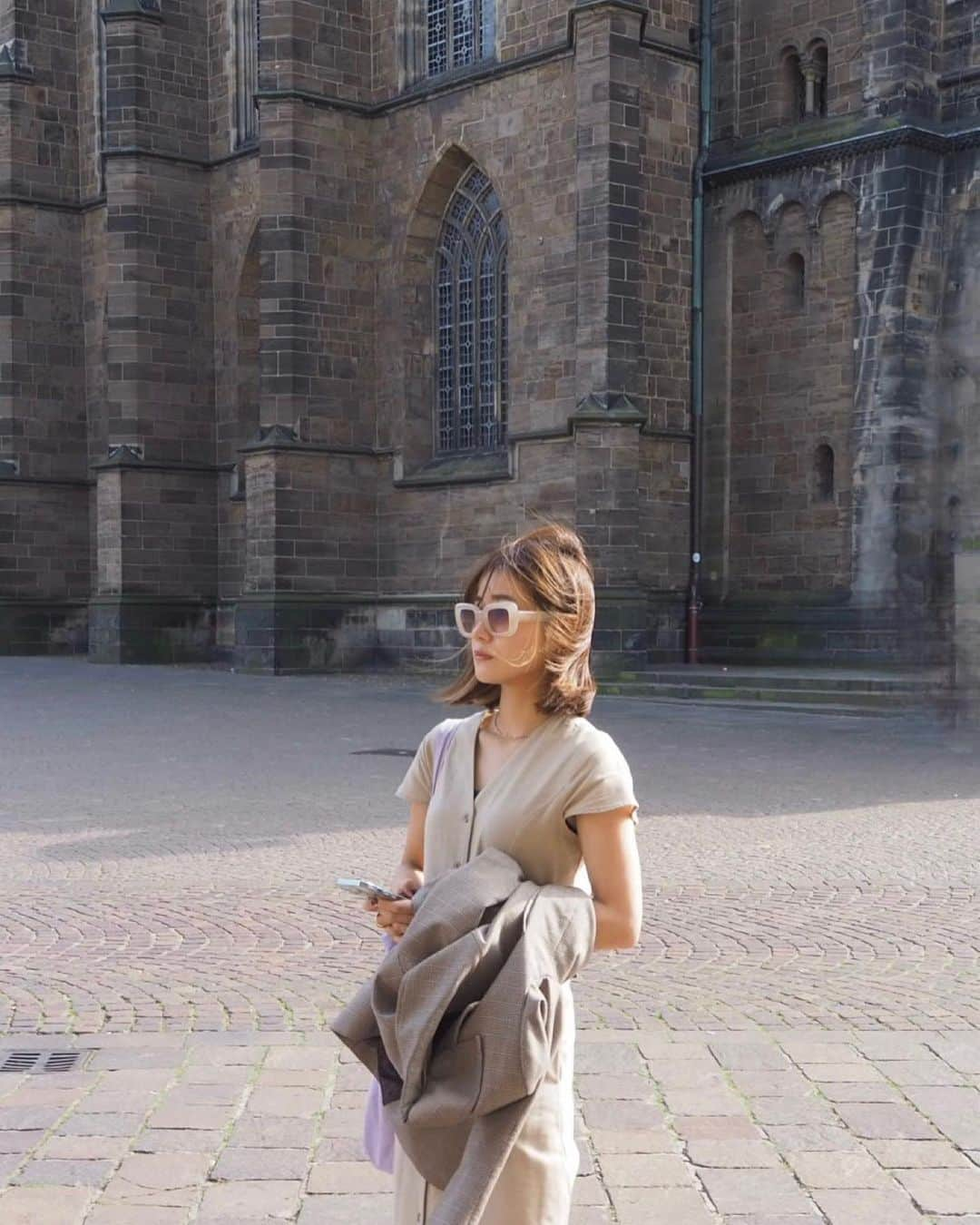 naho_7のインスタグラム：「. Bremen recap 🫏🐕🐈🐓  1-2. #bremenmarktplatz 　光の差し込み方と建物が綺麗だったマルクト広場 3. #diemühleamwall  　なぜだかオランダよりも可愛いくみえる風車 4. #townmusiciansofbremen  　ブレーメンの音楽隊の像 5&8. #becksinnsnoor  　ドイツでは欠かせないボリューム満点料理 6. @another.coffee.shop  　カフェで飲んだチャイが最高だった 7. #bremenmarketsquare  　マルクト広場のテラスで小休止 9. #handelskammerbremen  　立派なブレーメン商工会議所 10. #schnoor  　可愛い小道がたくさんのSchnoor  #bremen #bremencity #germanytravels #minimalstyledaily #citylook #今日のふく#シンプルスタイル #ドイツ #ドイツ旅行 #ブレーメン #ヨーロッパ旅行」