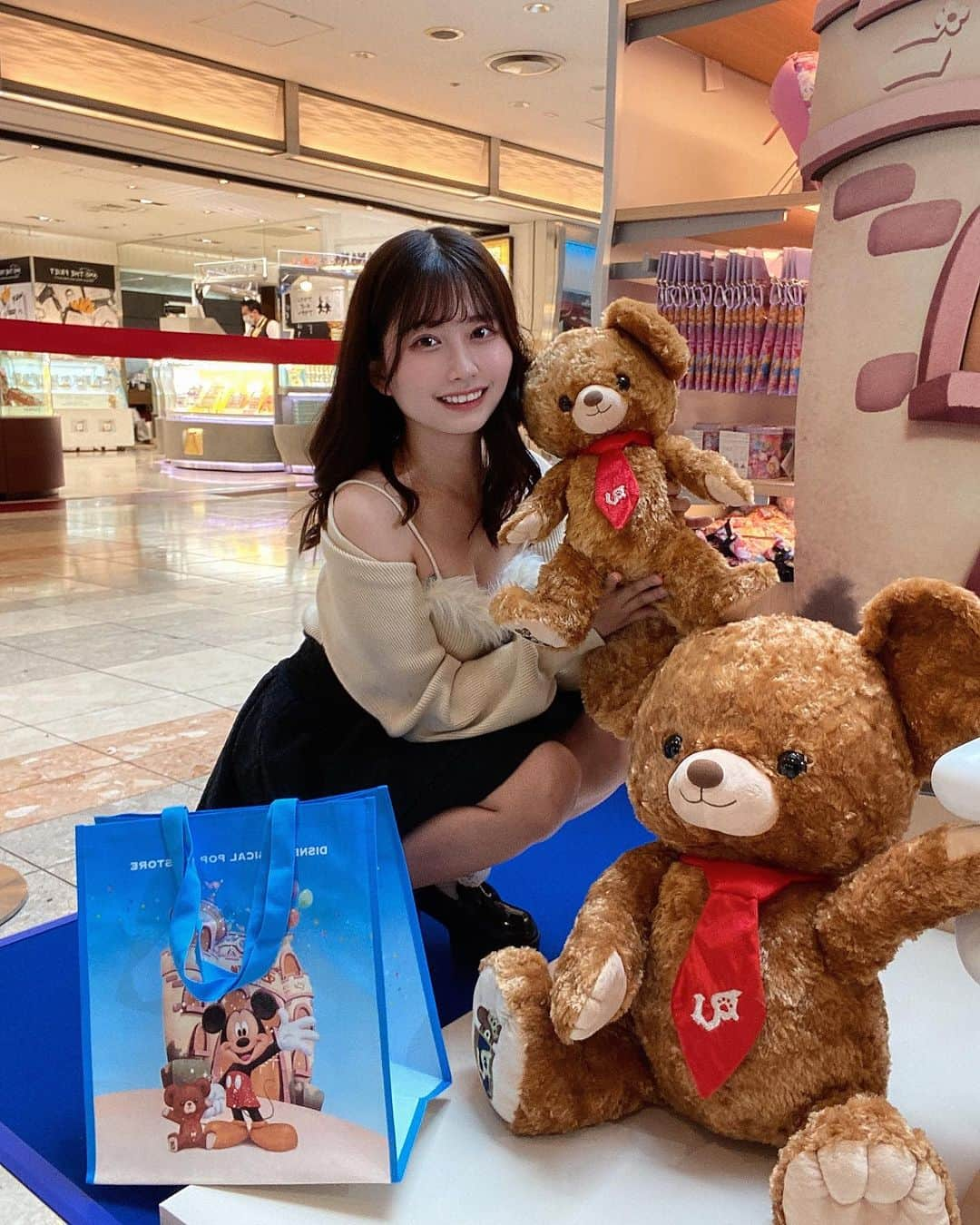 佐藤かれんさんのインスタグラム写真 - (佐藤かれんInstagram)「羽田空港で今日からスタートした 「DISNEY MAGICAL POPUP STORE」にお邪魔してきたよー！！！ ここでしか買えない限定グッズとかあるの！！旅の思い出 にもぴったりだ〜〜⛄️  10/25までやってるから是非遊びに行ってみてね！  #PR  #ディズニーストア #ポップアップストア #disneymagicalpopupstore #羽田空港 #ディズニー #ディズニーコーデ #空港コーデ #オタ活 #ディズニー部 #第1ターミナル #旅行好きな人と繋がりたい #国内旅行  #disneystore」10月4日 20時24分 - berobero_baaa