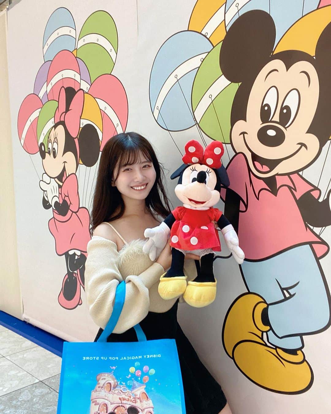 佐藤かれんさんのインスタグラム写真 - (佐藤かれんInstagram)「羽田空港で今日からスタートした 「DISNEY MAGICAL POPUP STORE」にお邪魔してきたよー！！！ ここでしか買えない限定グッズとかあるの！！旅の思い出 にもぴったりだ〜〜⛄️  10/25までやってるから是非遊びに行ってみてね！  #PR  #ディズニーストア #ポップアップストア #disneymagicalpopupstore #羽田空港 #ディズニー #ディズニーコーデ #空港コーデ #オタ活 #ディズニー部 #第1ターミナル #旅行好きな人と繋がりたい #国内旅行  #disneystore」10月4日 20時24分 - berobero_baaa