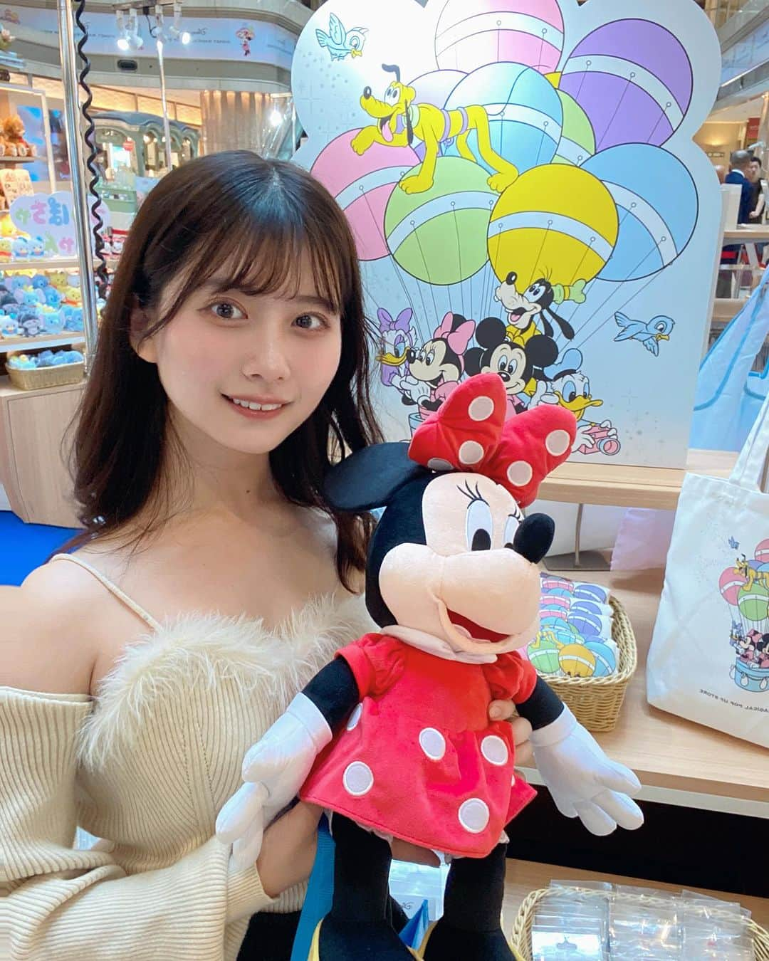 佐藤かれんさんのインスタグラム写真 - (佐藤かれんInstagram)「羽田空港で今日からスタートした 「DISNEY MAGICAL POPUP STORE」にお邪魔してきたよー！！！ ここでしか買えない限定グッズとかあるの！！旅の思い出 にもぴったりだ〜〜⛄️  10/25までやってるから是非遊びに行ってみてね！  #PR  #ディズニーストア #ポップアップストア #disneymagicalpopupstore #羽田空港 #ディズニー #ディズニーコーデ #空港コーデ #オタ活 #ディズニー部 #第1ターミナル #旅行好きな人と繋がりたい #国内旅行  #disneystore」10月4日 20時24分 - berobero_baaa