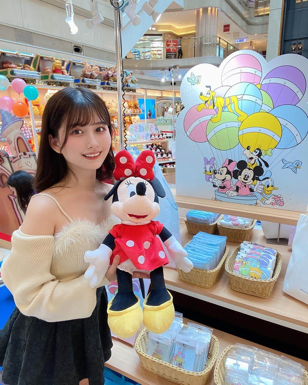 佐藤かれんさんのインスタグラム写真 - (佐藤かれんInstagram)「羽田空港で今日からスタートした 「DISNEY MAGICAL POPUP STORE」にお邪魔してきたよー！！！ ここでしか買えない限定グッズとかあるの！！旅の思い出 にもぴったりだ〜〜⛄️  10/25までやってるから是非遊びに行ってみてね！  #PR  #ディズニーストア #ポップアップストア #disneymagicalpopupstore #羽田空港 #ディズニー #ディズニーコーデ #空港コーデ #オタ活 #ディズニー部 #第1ターミナル #旅行好きな人と繋がりたい #国内旅行  #disneystore」10月4日 20時24分 - berobero_baaa