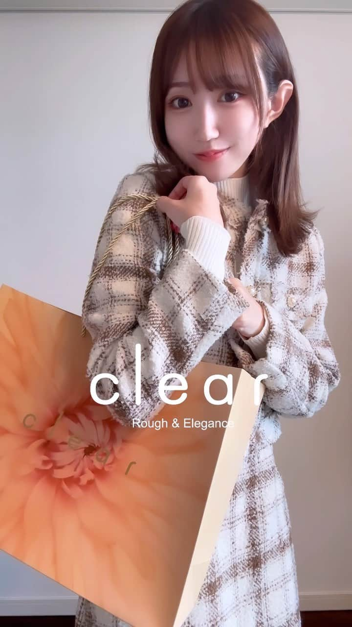 Ayanaのインスタグラム：「✔clearのセットアップ着回しコーデ ⁡ @clear.official のセットアップで ツイードに合うコーデを組んでみました❄️🐻‍❄️ ⁡ ①ベージュとホワイトのツイードがとにかく可愛い､､､♡ジャケットはショート丈でスタイルアップして見えます🫶🏻 jacket : チェック柄ツイードノーカラージャケット  CL7958 ¥3,850 skirt : チェック柄ツイードミニスカート CL7959 ¥2,574  ⁡ ② ヘルシーな肌見せで大人可愛く着こなせちゃう優れもの🤭♡ パンツ合わせも絶対かわいい🫶🏻 tops : ホルターネックオフショルニットトップス CL7794 ¥2,772 ⁡ ③着心地抜群なビジューボタンフェザーショートカーディガン♡ ボタンを開けても閉めても♡ ミニボトムにロングブーツ合わせをしたい👢♡ cardigan : ビジューボタンフェザーショートカーディガン CL7857 ¥2,772 ⁡ ⁡ #プチプラ #プチプラコーデ #プチプラ高みえコーデ #骨格ナチュラル #骨格ウェーブ #骨格ストレート #clear #クリア #clearコーデ #clear購入品  #clear購入品紹介 #clear新作 #ミニ丈 #ミニスカ #ミニスカート #秋コーデ #秋服 #ショート丈」