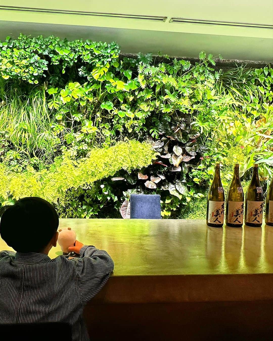 大西暁子さんのインスタグラム写真 - (大西暁子Instagram)「チャントアチャームの 新商品発表会にご招待いただきました🌿　 @chantacharm_official  　 リニューアル新発売の 「ピールケアオイル」は 　 山形県の老舗酒造が生み出した コメ発酵エキスが配合の角質ケアオイル🌾✨　 　 　 私のイメージは角質ケアって週１とか スペシャルケアのイメージだったんだが 　 こちらは角質ケアでもうるおい補給が叶うので 朝晩毎日使うのがおすすめと😳！そりゃいい💓 　 香りにはお酒感はなくって ウッディハーブ調の香りもたまらなくうっとりです🍃 　  当日は急遽お子と参戦になってしまいバタつきましたが、　みなさんの優しい対応ったら…   会場にはガチャガチャあり 蔵元さんの日本酒も味わえるブースも！ （めちゃくちゃ貴重なのに自転車のためハーブティーに🙄　 　 息子は山形の豆菓子＆山形牛のサラミ を2皿分堪能してました🥲あたしの…  と！親子で満喫させていただきましたー😍😍 　　  販売は2023.11.24 !  チャントアチャームファンの ママにもプレゼントしなきゃ✨ 　 #chantacharm #チャントアチャーム #新商品発表会 #角質美容液#ピールケア #角質ケア  #自然由来 #うるおい #リフレッシュ」10月4日 20時25分 - akiko_onishi11