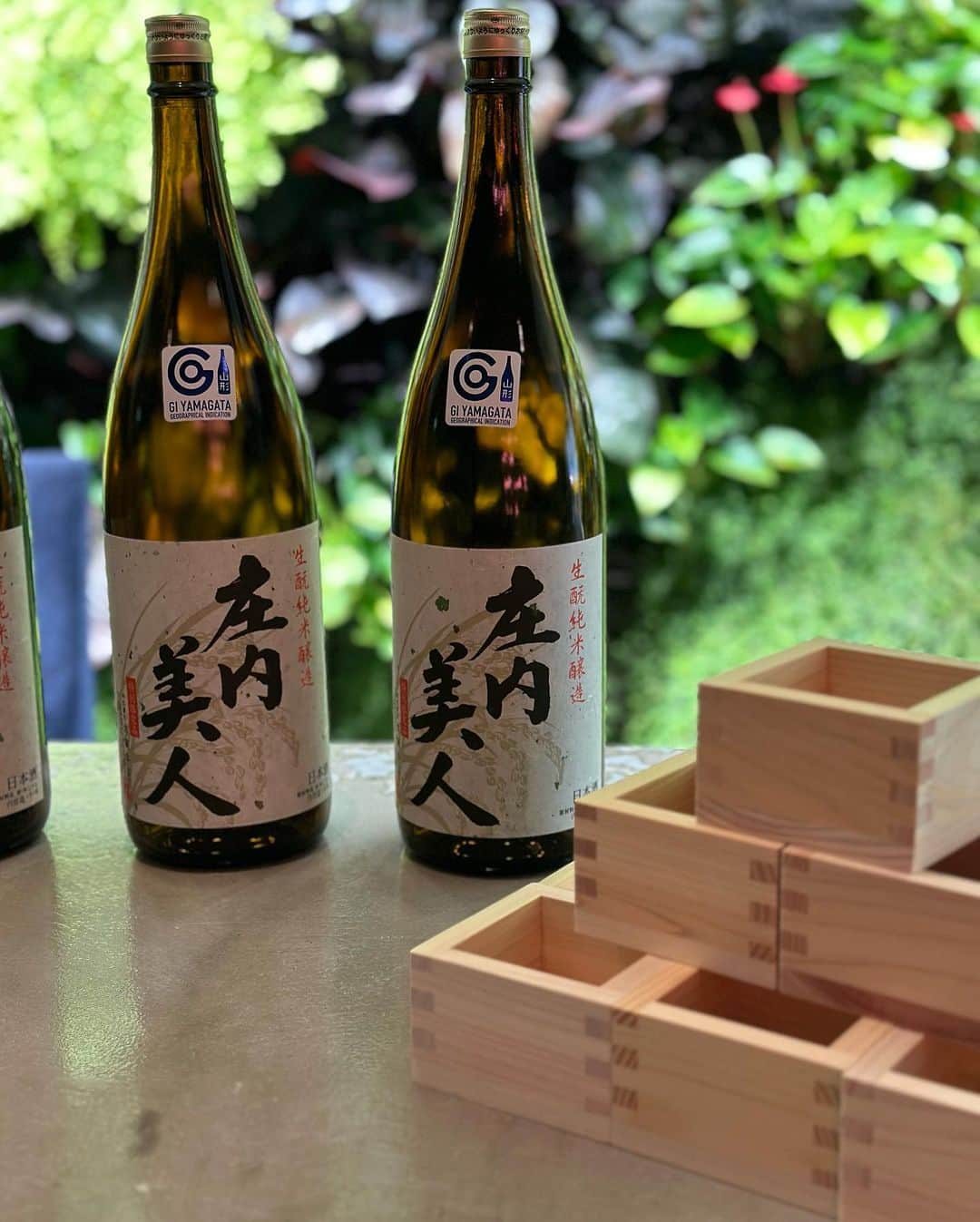 大西暁子さんのインスタグラム写真 - (大西暁子Instagram)「チャントアチャームの 新商品発表会にご招待いただきました🌿　 @chantacharm_official  　 リニューアル新発売の 「ピールケアオイル」は 　 山形県の老舗酒造が生み出した コメ発酵エキスが配合の角質ケアオイル🌾✨　 　 　 私のイメージは角質ケアって週１とか スペシャルケアのイメージだったんだが 　 こちらは角質ケアでもうるおい補給が叶うので 朝晩毎日使うのがおすすめと😳！そりゃいい💓 　 香りにはお酒感はなくって ウッディハーブ調の香りもたまらなくうっとりです🍃 　  当日は急遽お子と参戦になってしまいバタつきましたが、　みなさんの優しい対応ったら…   会場にはガチャガチャあり 蔵元さんの日本酒も味わえるブースも！ （めちゃくちゃ貴重なのに自転車のためハーブティーに🙄　 　 息子は山形の豆菓子＆山形牛のサラミ を2皿分堪能してました🥲あたしの…  と！親子で満喫させていただきましたー😍😍 　　  販売は2023.11.24 !  チャントアチャームファンの ママにもプレゼントしなきゃ✨ 　 #chantacharm #チャントアチャーム #新商品発表会 #角質美容液#ピールケア #角質ケア  #自然由来 #うるおい #リフレッシュ」10月4日 20時25分 - akiko_onishi11