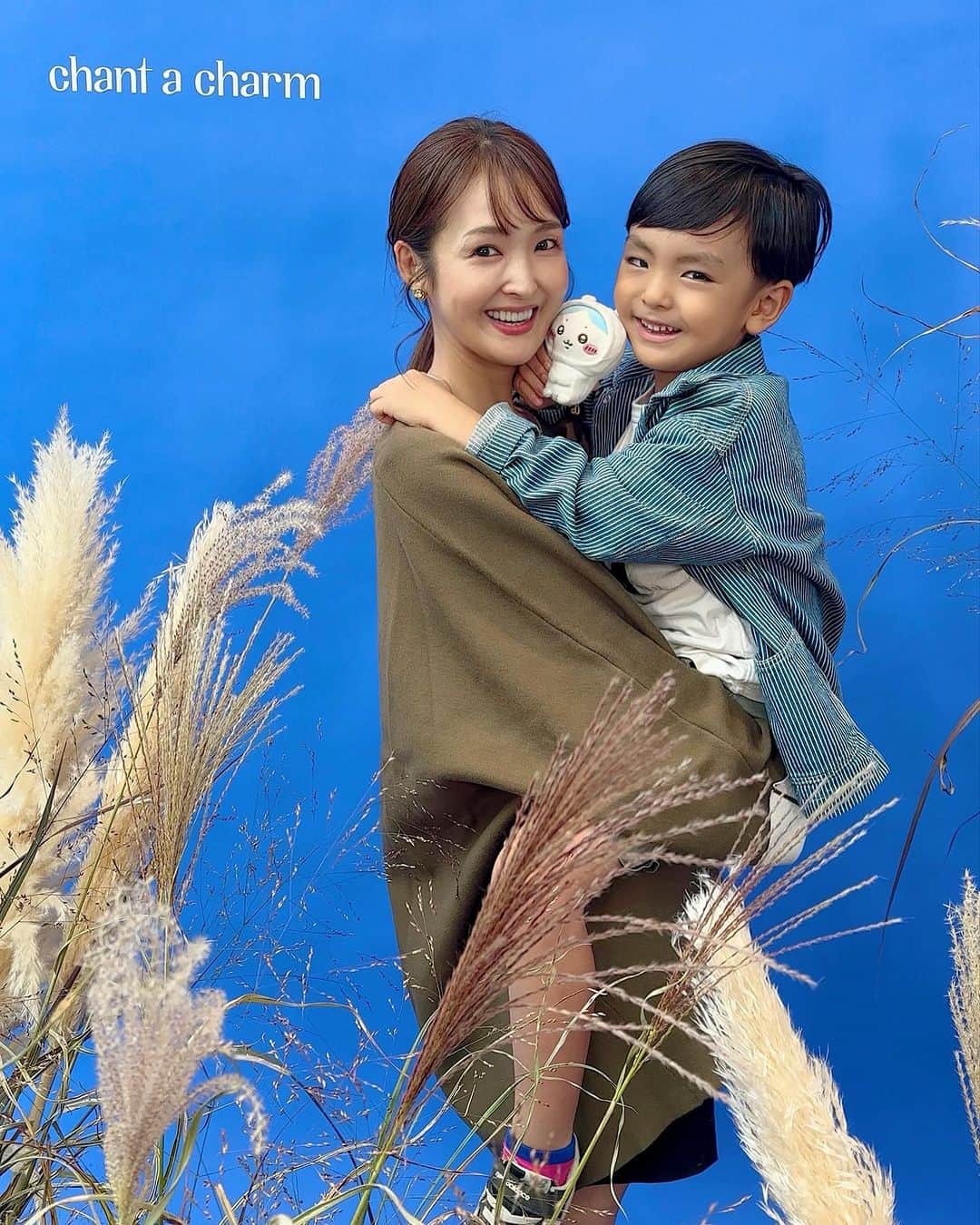大西暁子さんのインスタグラム写真 - (大西暁子Instagram)「チャントアチャームの 新商品発表会にご招待いただきました🌿　 @chantacharm_official  　 リニューアル新発売の 「ピールケアオイル」は 　 山形県の老舗酒造が生み出した コメ発酵エキスが配合の角質ケアオイル🌾✨　 　 　 私のイメージは角質ケアって週１とか スペシャルケアのイメージだったんだが 　 こちらは角質ケアでもうるおい補給が叶うので 朝晩毎日使うのがおすすめと😳！そりゃいい💓 　 香りにはお酒感はなくって ウッディハーブ調の香りもたまらなくうっとりです🍃 　  当日は急遽お子と参戦になってしまいバタつきましたが、　みなさんの優しい対応ったら…   会場にはガチャガチャあり 蔵元さんの日本酒も味わえるブースも！ （めちゃくちゃ貴重なのに自転車のためハーブティーに🙄　 　 息子は山形の豆菓子＆山形牛のサラミ を2皿分堪能してました🥲あたしの…  と！親子で満喫させていただきましたー😍😍 　　  販売は2023.11.24 !  チャントアチャームファンの ママにもプレゼントしなきゃ✨ 　 #chantacharm #チャントアチャーム #新商品発表会 #角質美容液#ピールケア #角質ケア  #自然由来 #うるおい #リフレッシュ」10月4日 20時25分 - akiko_onishi11