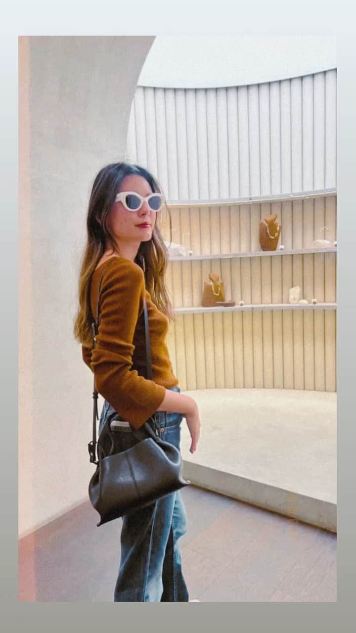 ケリーアンのインスタグラム：「📍@polene_paris   A dream come true...❤️ Merci beaucoup! A bientôt à Tokyo!  Happy with my Poléne black leather bag and @sauvageeyewear 2024 Couture white pearl shades!」
