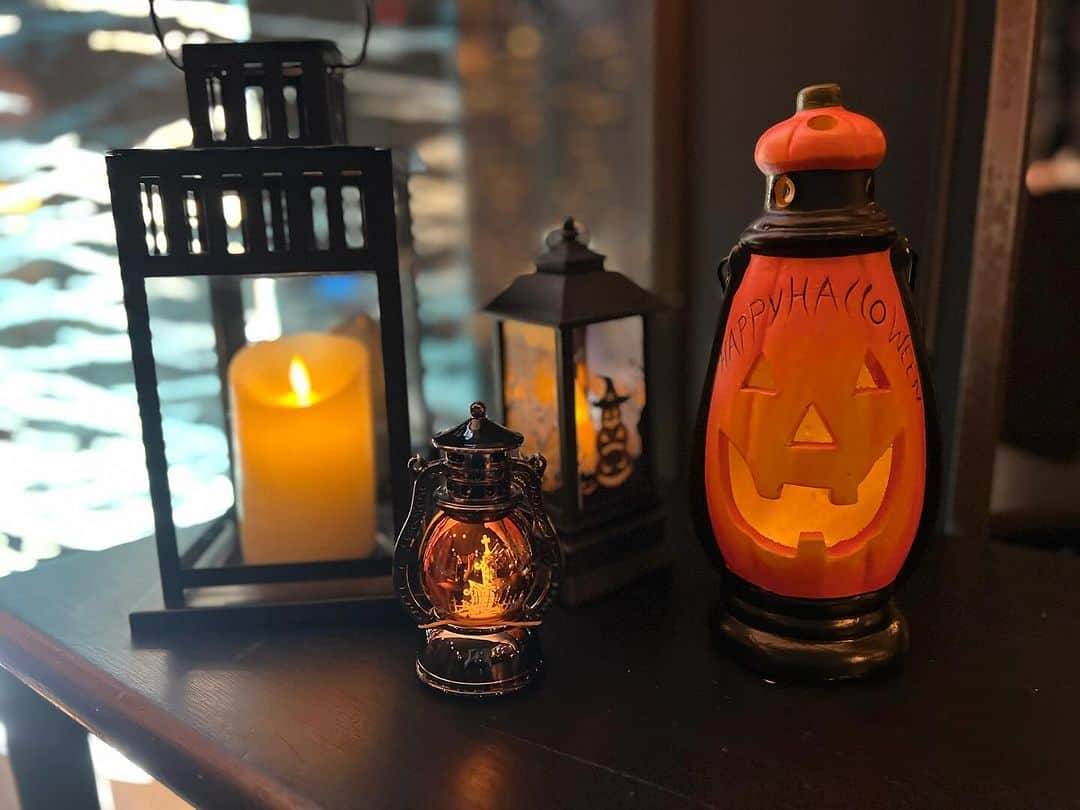 新宿プリンスホテルさんのインスタグラム写真 - (新宿プリンスホテルInstagram)「. 🎃HAPPY HALLOWEEN🎃 新宿プリンスホテルでは、ハロウィン装飾でみなさまをお迎えしております。 🔸和風ダイニン&バーfuga #風雅  🔸ホテルB1 #カフェバー  店外 🔸ブッフェダイニング #プリンスマルシェ   ホテルへお越しの際は、ぜひハロウィン装飾の前でお写真をお撮りください📸 撮ったお写真は#新プリグラム または#新宿プリンスホテル をタグ付けしてくださいね！ みなさんの投稿楽しみにしています😄  Share your own images with us by tagging @shinjukuprincehotel ————————————————————— #Shinjuku #shinjukuprincehotel #princehotels #tokyo #japan #beautifulhotels #tokyohotel #hotellife #stayathotel #ThePreferredLife #新宿プリンスホテル #プリンスホテル #新宿 #新宿レストラン #ホテル #レストラン」10月4日 20時28分 - shinjukuprincehotel