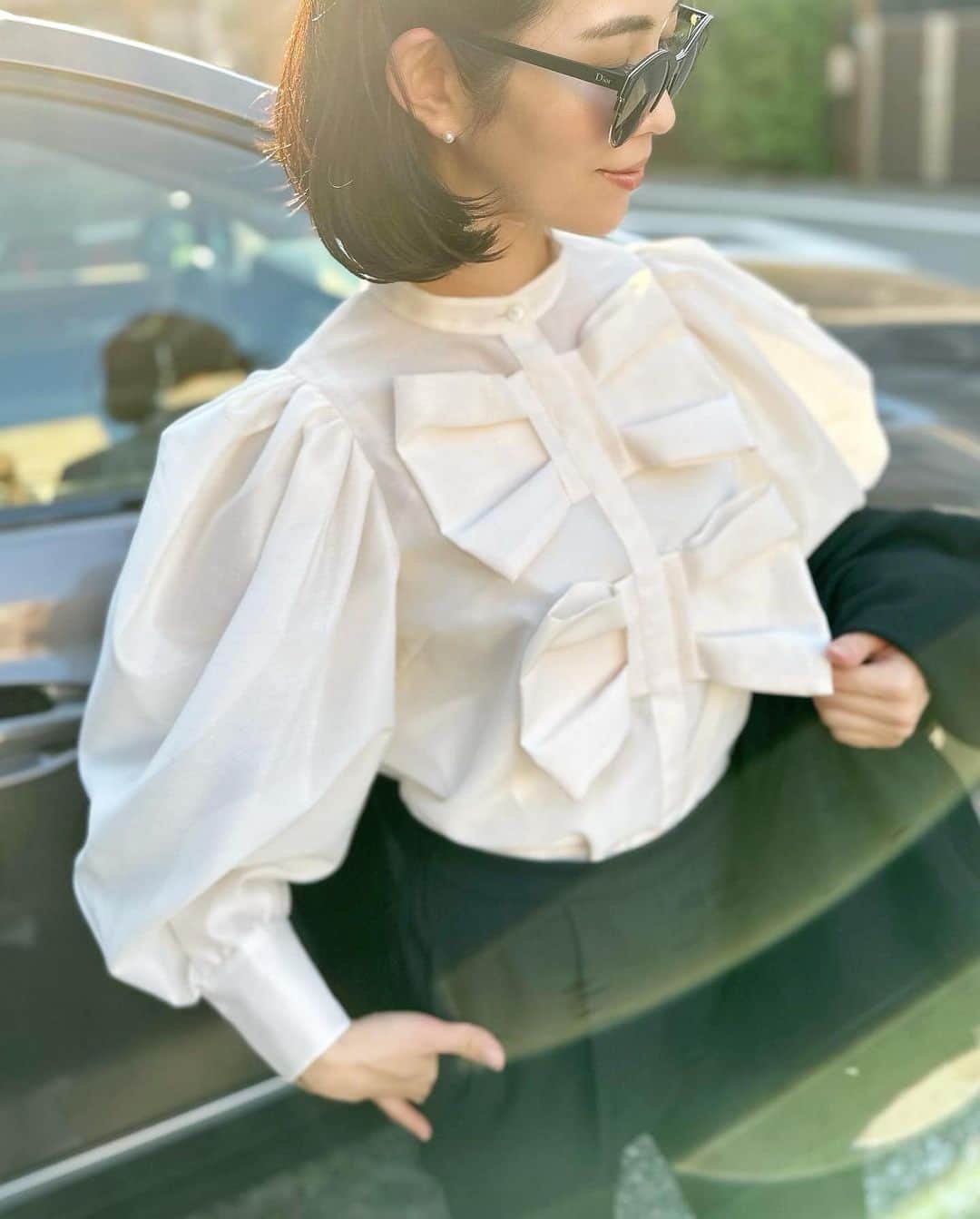 川人未帆のインスタグラム：「・ 撮影終了！ 撮影が続いていたこの頃。 この日はモデル撮影。裏方なので動きやすいスタイルだけど、 気分の上がるコーデに。 ジャケット羽織ってちょっとディレクターぽいかなと😂  このブラウスのちょうど良い季節がやってきた！わーい🙌 ご予約してくださった方のお手元にも届いていますでしょうか✨ 再入荷していたのですがオフは今見たらsold out🥲 ブラックとベージュはまだあります💪🏻✨」