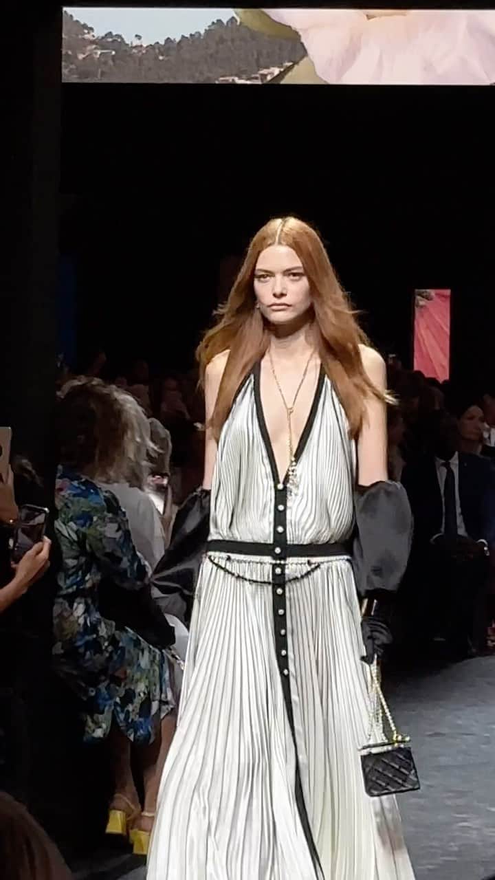 AnOther Magazineのインスタグラム：「At @chanelofficial Spring/Summer 2024, “an ode to liberty and to movement” 🤍  Inspired by the modernist villa Noailles in Marseille, creative director @virginieviard infuses the classic codes of Chanel with a fresh sense of ease. “I tried to bring one thing and its opposite together in the coolest way possible,” Viard says in the show notes. “And the gardens and swimming pool of the villa Noailles, that exceptional setting, lend themselves to that rather well.”  🎥 by @alexanderfury and @emmaedavidson」