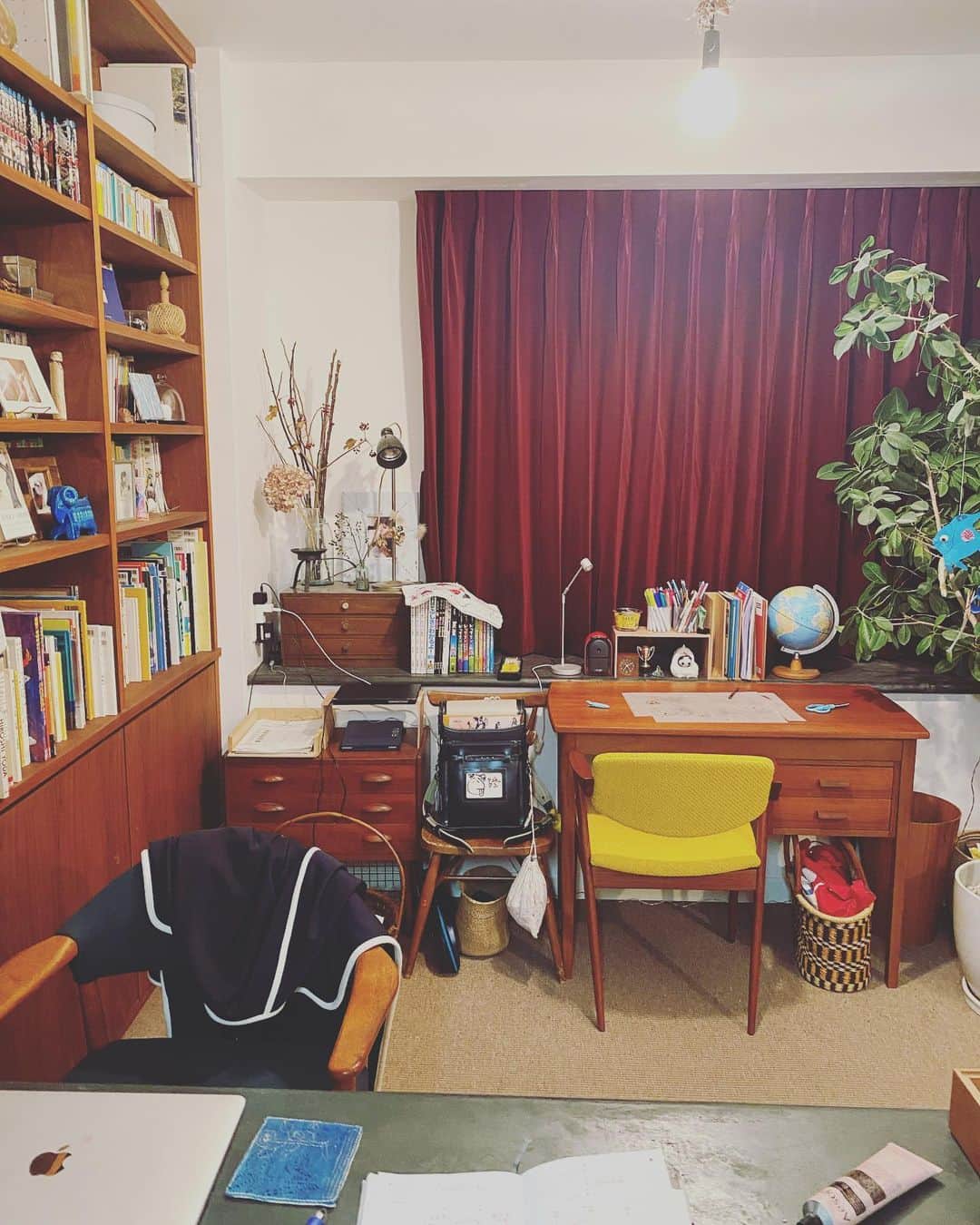 浜島直子さんのインスタグラム写真 - (浜島直子Instagram)「奇跡的に今だけ部屋がめちゃくちゃ綺麗なので(普段は床が見えないほど散らかってる😂)、今のうちに備忘録。  自分の部屋がない、私&息子。 まあ息子は近い将来、今の客間(と言う名の物置き部屋🙈)を子供部屋にするとして、私はきっとこの先もない。 全然不満はありません。 だって自分の部屋があってもぐちゃぐちゃに散らかりそうで😅 (うちは旦那が片付けがうまいのです。私は大の苦手🫠)  でも！  最近書き物の仕事やパソコン作業をすることがグッと増えて、ちゃんとした机がいつか欲しいなぁ…とは思っていました。  じゃあ、みんなで使うちゃんとした机をリビングにひとつ置こう！と家族会議で決まり、先日清澄白河の @haluta_vintagefurniture へ行ってきました。  家族みんなでずっと使い続けられるものにしようと、好みのものを購入。 椅子も買うことになり予算オーバーで一瞬ギョッとなりましたが😅、到着した日から我が家に馴染んで大満足。  さて、大事に使うぞ！ と思ったけど、今はまだ息子が使うことが多いので、私はもうしばらくキッチン横のカウンターでちまちま書くことになりそうです。  でも息子とこうして背中合わせで過ごせる時間はきっとほんのわずかだよなぁと思えば、ちまちまも悪くない感じがします✨ ・ #haluta  #halutatokyo  #北欧ビンテージ #机も椅子も #デンマーク家具 #たぶん明日には #嵐が過ぎた後のような #散らかりっぷりに #なるでしょう😂😭👹」10月4日 20時39分 - hamaji_0912