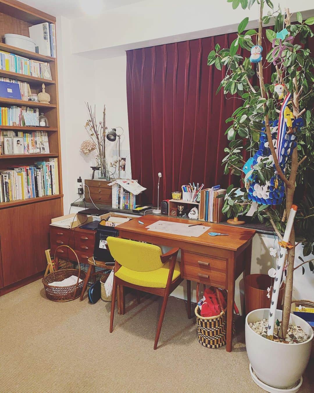 浜島直子のインスタグラム：「奇跡的に今だけ部屋がめちゃくちゃ綺麗なので(普段は床が見えないほど散らかってる😂)、今のうちに備忘録。  自分の部屋がない、私&息子。 まあ息子は近い将来、今の客間(と言う名の物置き部屋🙈)を子供部屋にするとして、私はきっとこの先もない。 全然不満はありません。 だって自分の部屋があってもぐちゃぐちゃに散らかりそうで😅 (うちは旦那が片付けがうまいのです。私は大の苦手🫠)  でも！  最近書き物の仕事やパソコン作業をすることがグッと増えて、ちゃんとした机がいつか欲しいなぁ…とは思っていました。  じゃあ、みんなで使うちゃんとした机をリビングにひとつ置こう！と家族会議で決まり、先日清澄白河の @haluta_vintagefurniture へ行ってきました。  家族みんなでずっと使い続けられるものにしようと、好みのものを購入。 椅子も買うことになり予算オーバーで一瞬ギョッとなりましたが😅、到着した日から我が家に馴染んで大満足。  さて、大事に使うぞ！ と思ったけど、今はまだ息子が使うことが多いので、私はもうしばらくキッチン横のカウンターでちまちま書くことになりそうです。  でも息子とこうして背中合わせで過ごせる時間はきっとほんのわずかだよなぁと思えば、ちまちまも悪くない感じがします✨ ・ #haluta  #halutatokyo  #北欧ビンテージ #机も椅子も #デンマーク家具 #たぶん明日には #嵐が過ぎた後のような #散らかりっぷりに #なるでしょう😂😭👹」