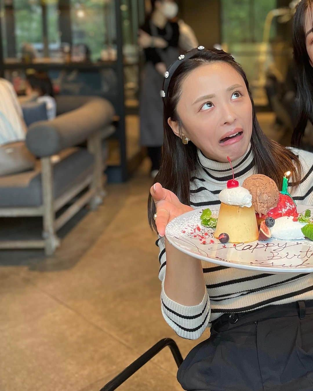 千葉優子さんのインスタグラム写真 - (千葉優子Instagram)「今日はお馴染みのメンバーでランチ🍽️  ゆーみねえ @ucmsan1205  かわんこ @kawako_serina 🤍🤍  なんとなんと、 誕生日をお祝いしてくれた〜😭✨✨  私がお店ここがいい！って言ったし(ラシーヌ大好き人間) いつものようにガハハガハハ言いながら 普通にランチしてたからびっくり😭✨ (びっくりした母にびっくりした息子の写真後で載せるわ) 素敵なプレゼントまで…😭🎁 自慢したいから別に載せる←正直な人間 嬉しすぎてさ、今日雨だったけど 自分よりプレゼントを守りながら帰ったよね。  みんな大好きだよ〜🥹❤️ いつもふざけてばっかりでごめん〜  とっても幸せな時間でございやした。 LINEはさ、すごい頻度でしてるんだけどさ、 はよまた会いたいな。  . さてさて再来週の誕生日本番は 家族にも盛大に祝ってもらおうかね！😉❣️笑  良き日じゃ良き日じゃ〜  #誕生日#birthday#優子18歳#ほんとは33歳#になります#華の33歳#ゆーみねえとかわんこ #ランチ#青山グルメ#表参道#青山カフェ#ののあおやま#ラシーヌ#ラシーヌ青山#青山ランチ」10月4日 20時40分 - yuko_chiba1018