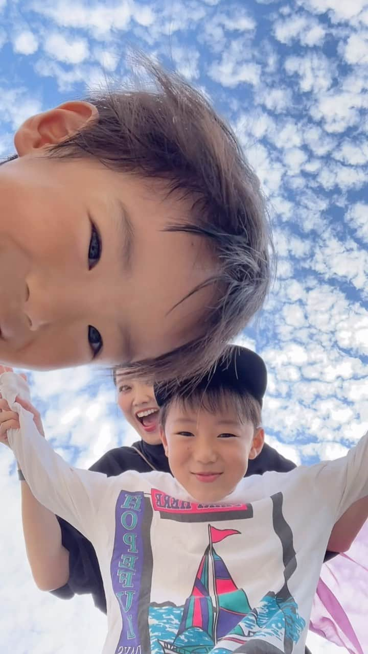 田中真奈美のインスタグラム：「秋の空🍂 うろこ雲☁️☁️☁️☁️☁️ ウロコと聞いてすぐ魚🐟になる我が子が可愛くて可愛くて😂🤣 . 秋の散歩は気持ち良い🎵 散歩して、公園に寄って💓子供達と楽しい休日🛝👦🏻👦🏻 最近リョータ6歳がドッチボールに興味持ってきたのでボールを投げあったらすぐにいろんな所が痛く？おかしくなりました😅💦運動不足のパパさん‼️ママさん‼️大変です‼️子供と遊ぶ為に筋トレが必要っぽいですよ😱😱 これから小学生になって身体を使った遊びメインになって来るから、ある程度動けないと全く相手出来なそうです🤣 . 自分の肩凝りとかでも筋トレしなきゃなーとは思ってたけど、今日めちゃしっかり思ってしまいました😅💦元々、バレーやバトミントンをやってたのに、、、ボール投げただけで痛いなんて😭💦 . 頑張ろうと思った休日でした💪🏻😤 . . . #リョータの秋遊び🌰  #シュンタの秋遊び🌰  #福岡ママ  #キッズコーデ」