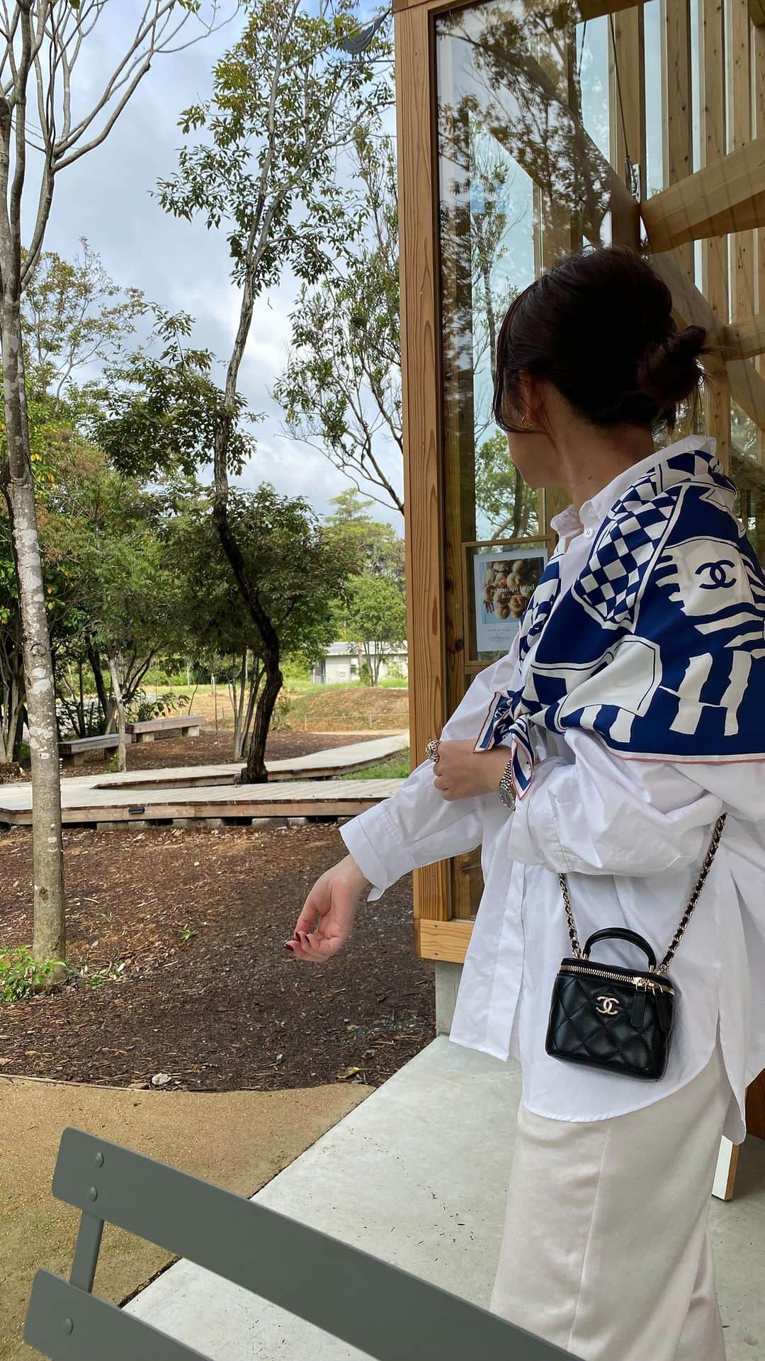 akiii031のインスタグラム：「cafe☕️♡  #shirt#zara #pants#gypsohila  #scarf#bag#chanel #shoes#adidas#adidassamba  #cafe#mie#suzuka」